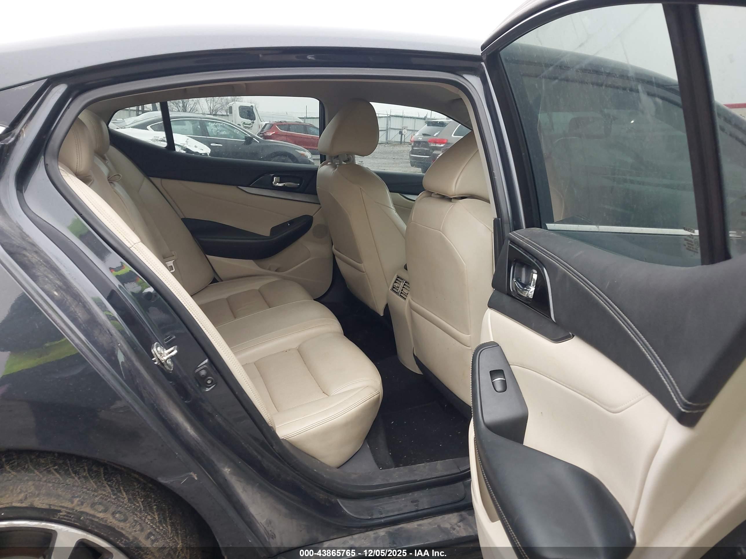 NISSAN MAXIMA image 8