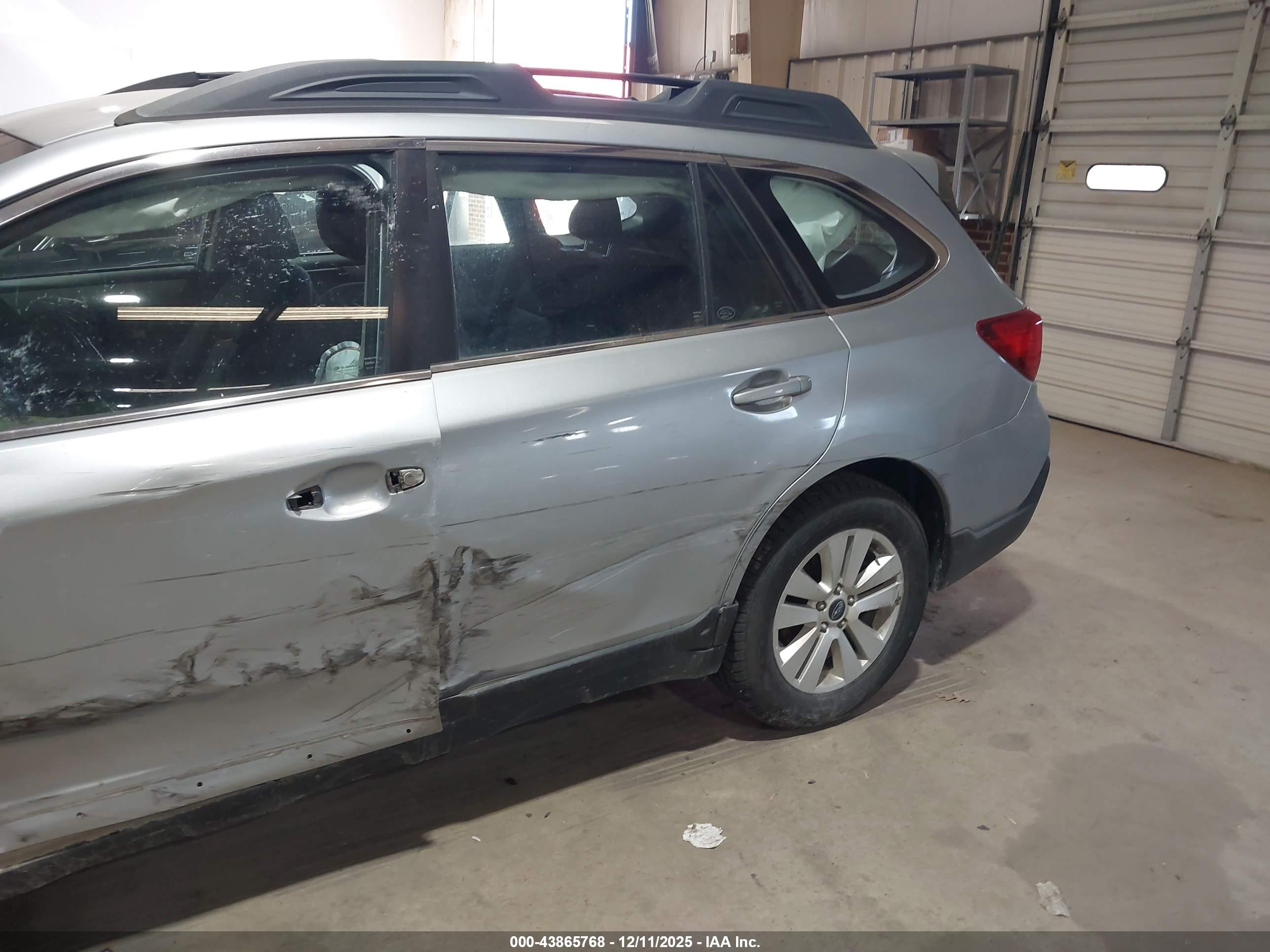 SUBARU OUTBACK image 6