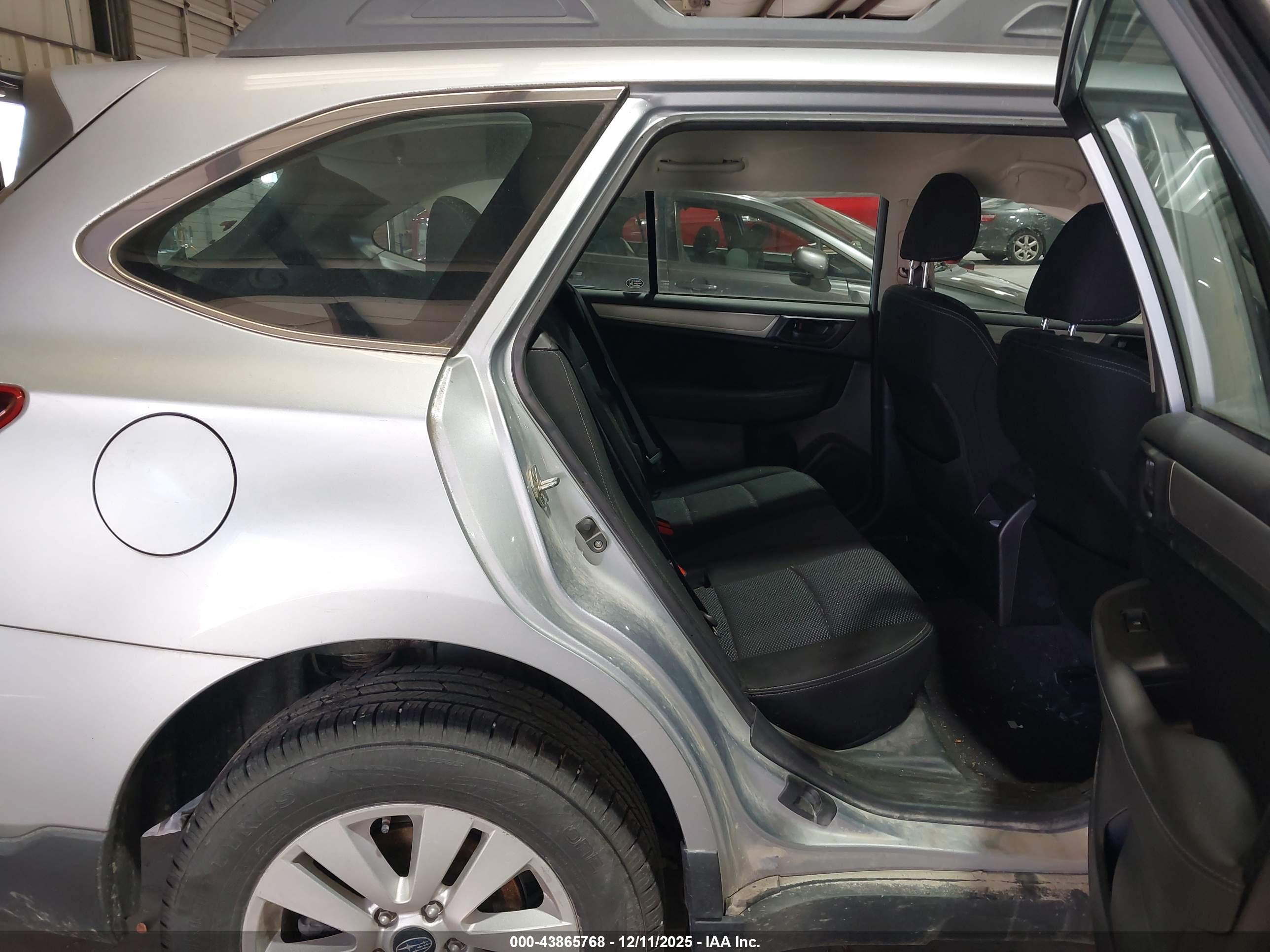 SUBARU OUTBACK image 8