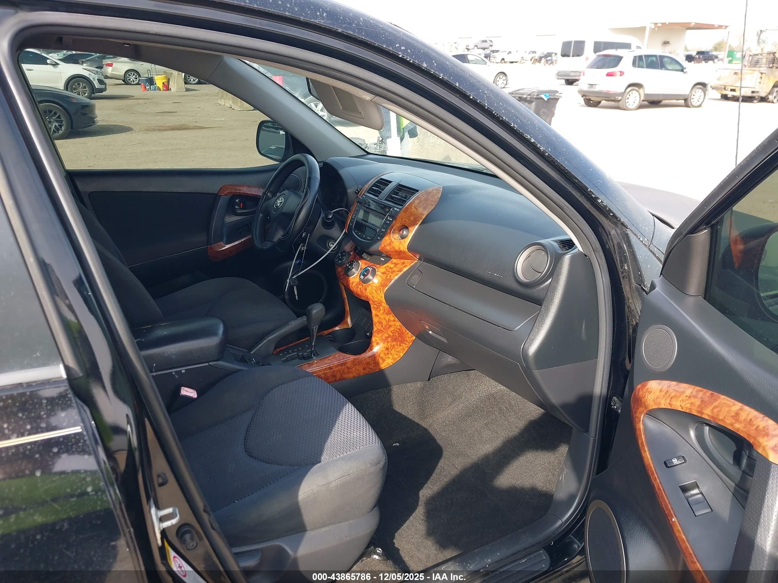 TOYOTA RAV4 image 5