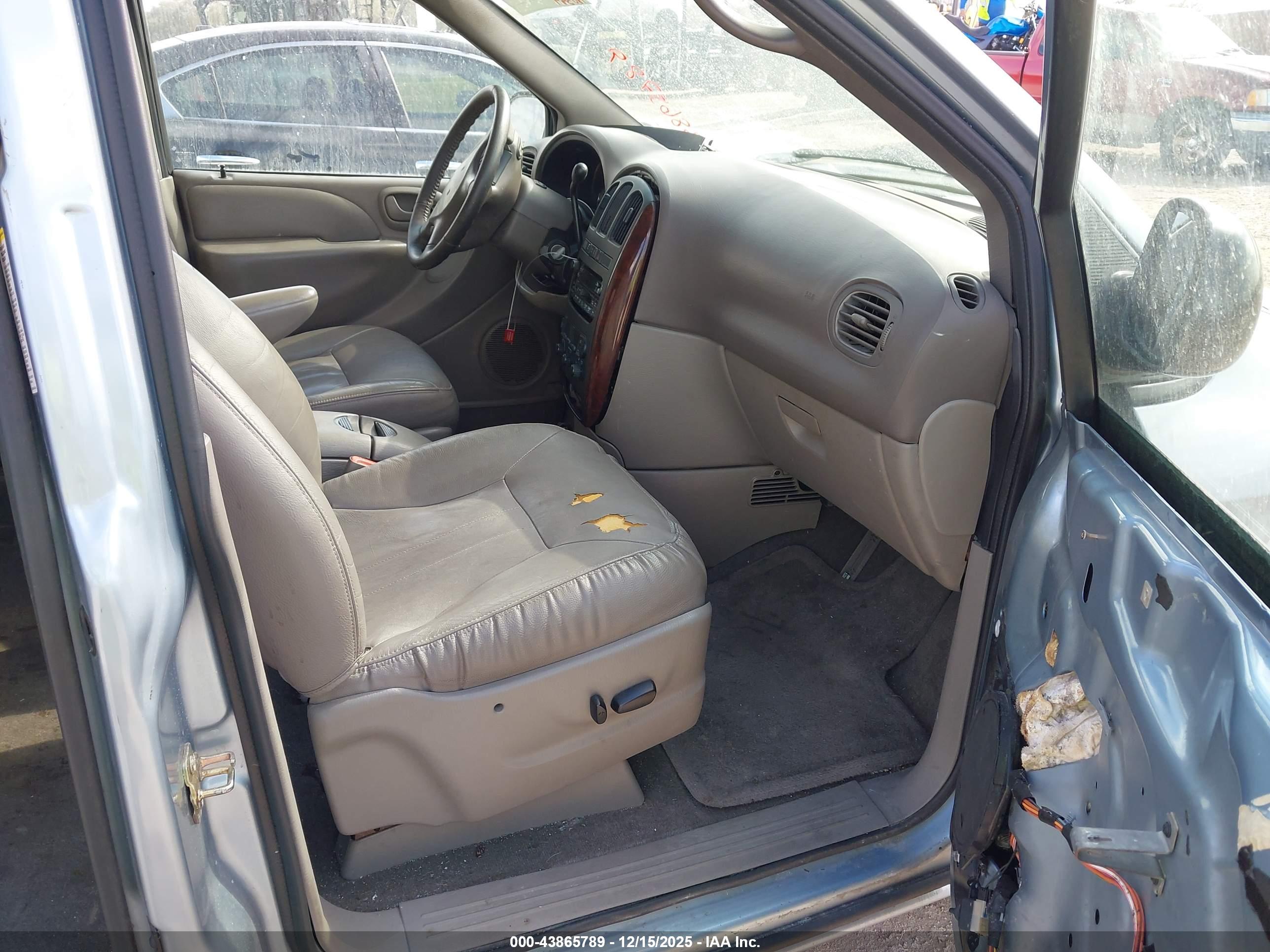 CHRYSLER TOWN image 5
