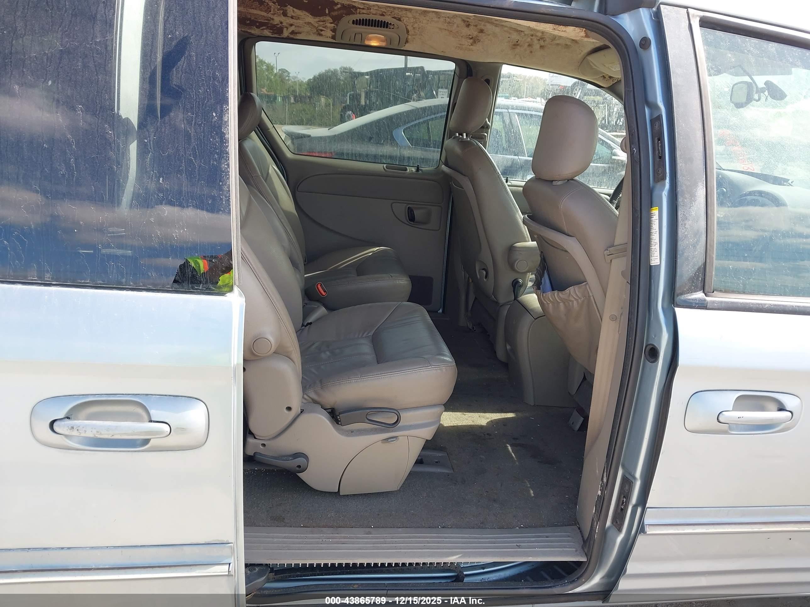 CHRYSLER TOWN image 8