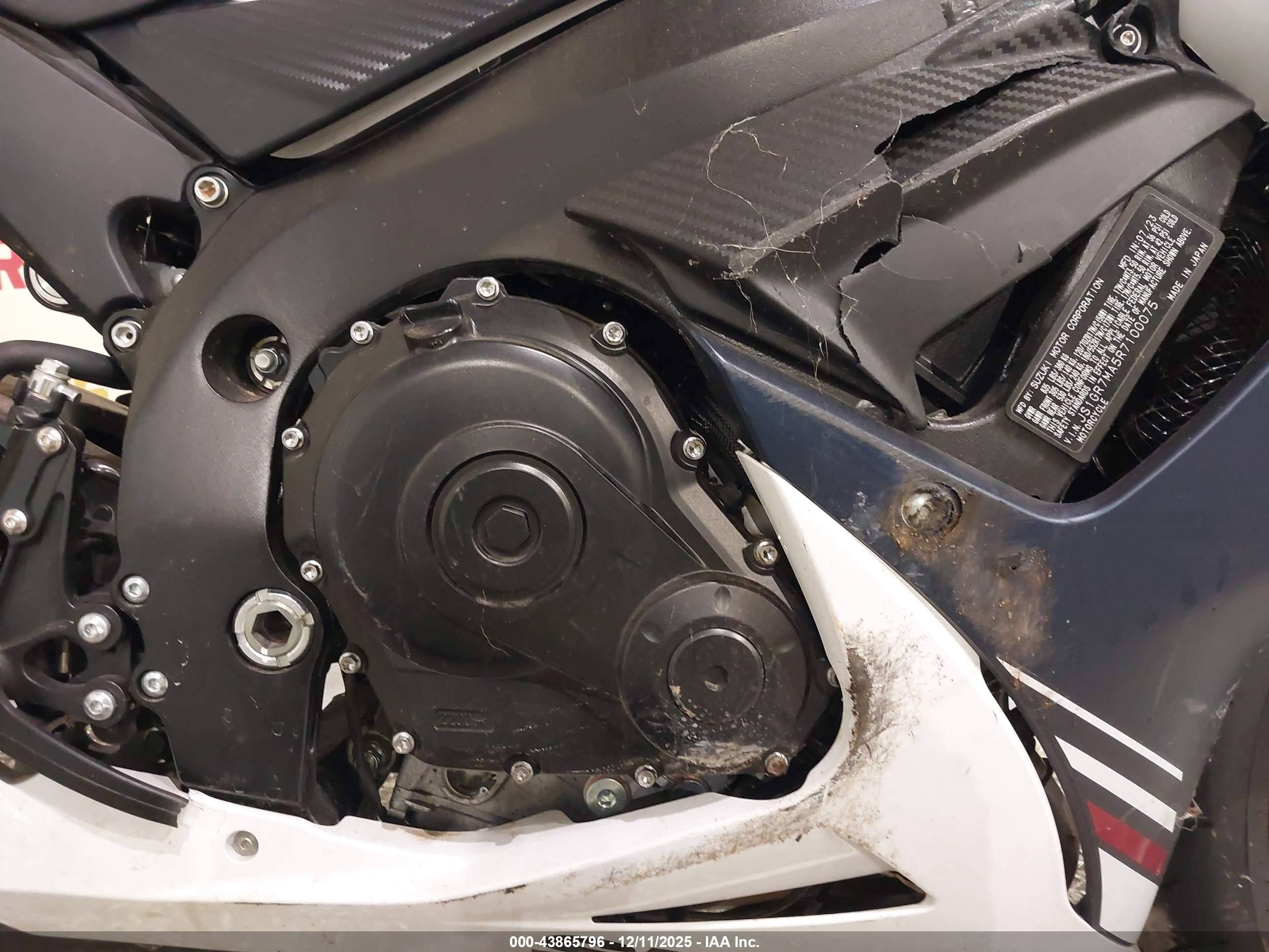 SUZUKI GSX-R750 image 8