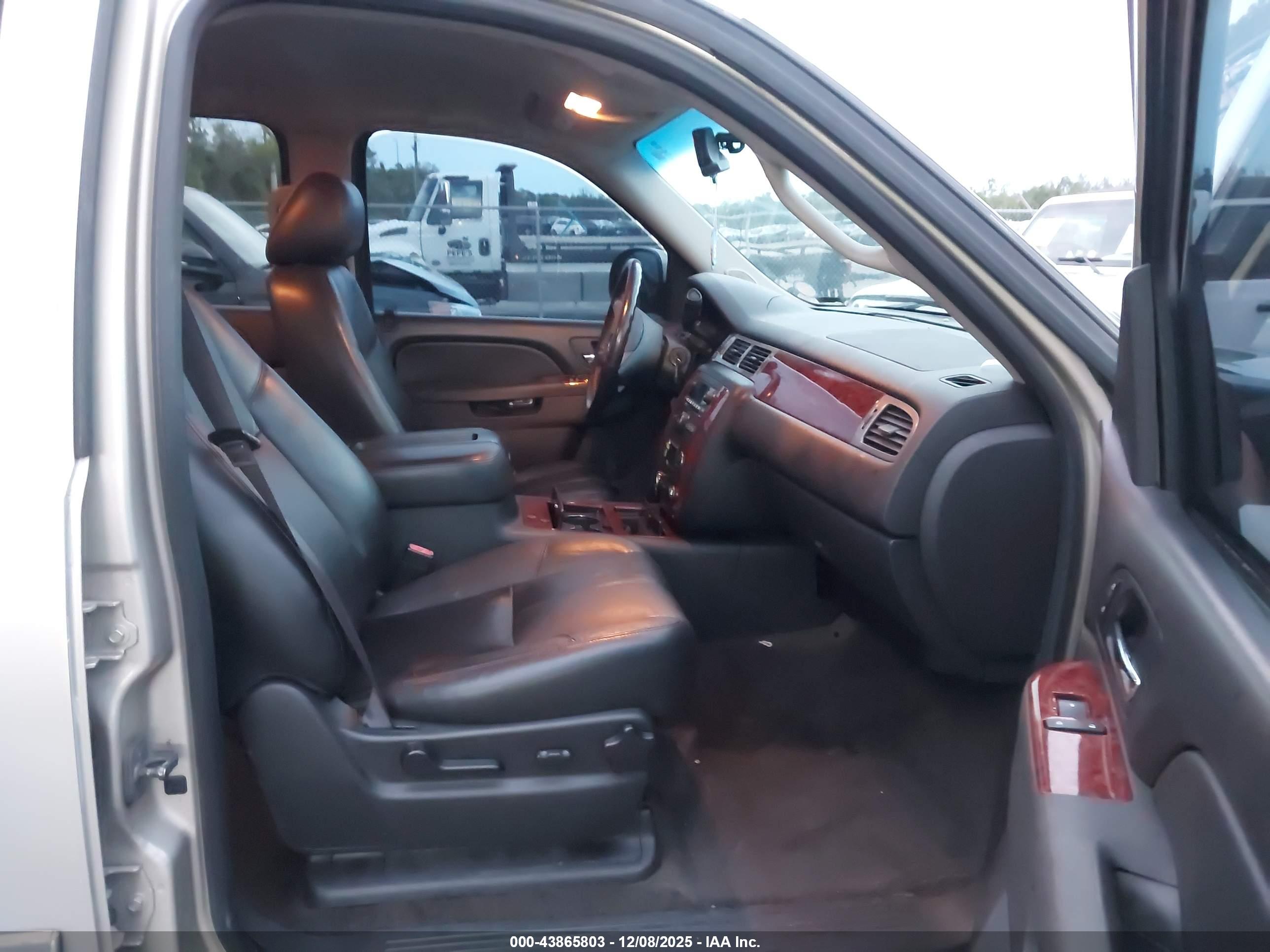 CHEVROLET TAHOE image 5