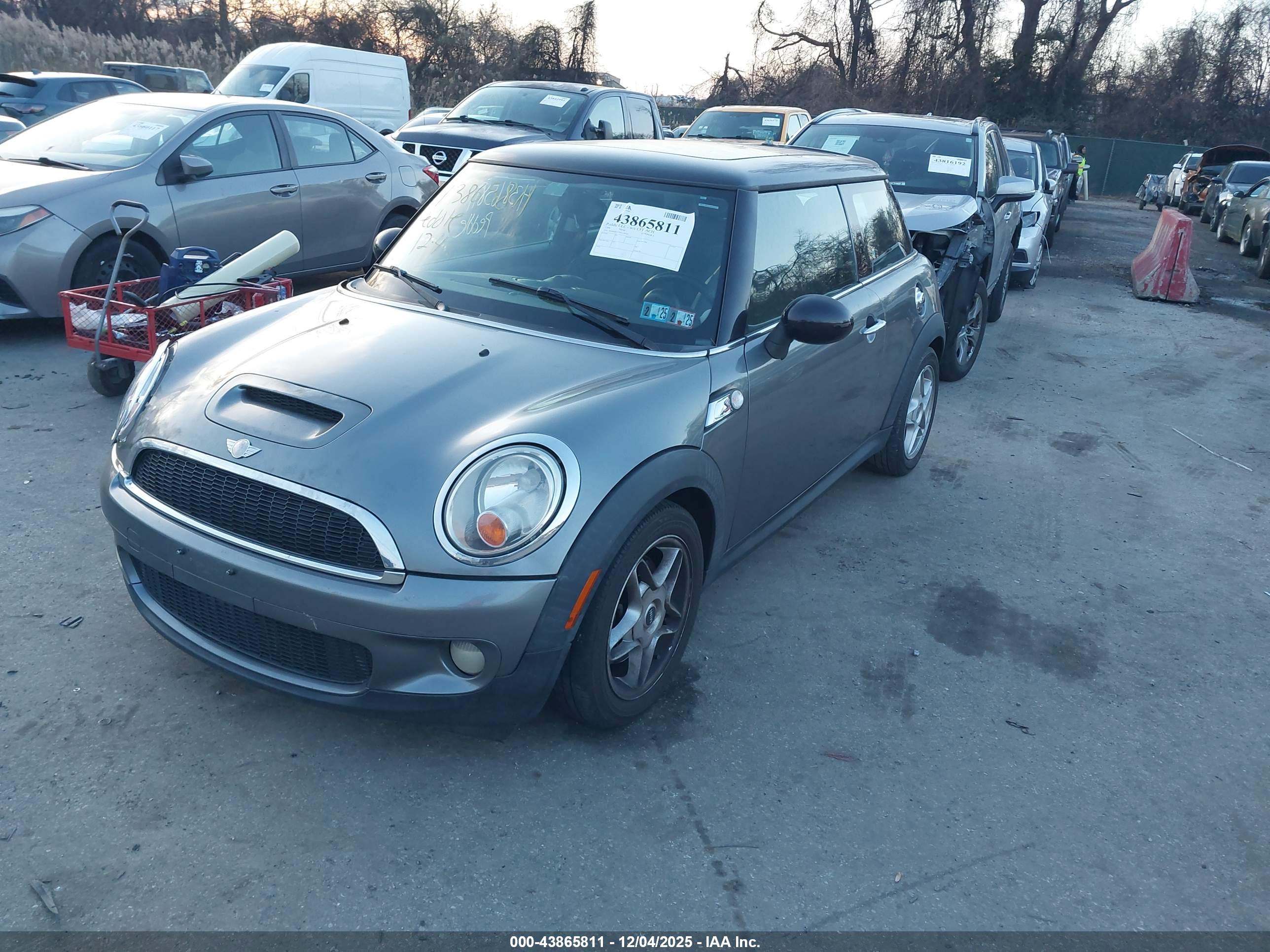 MINI COOPER image 2