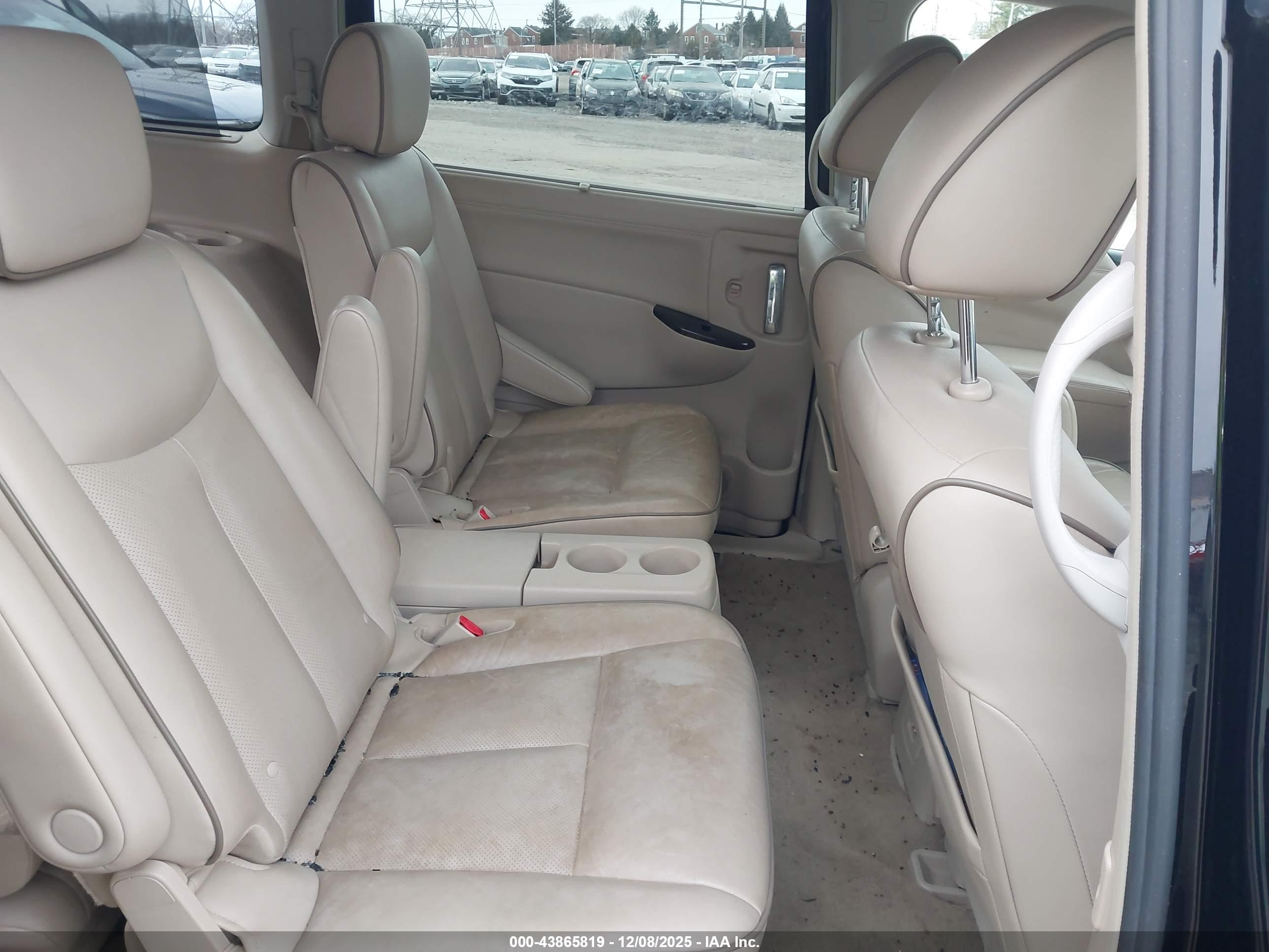 NISSAN QUEST image 8