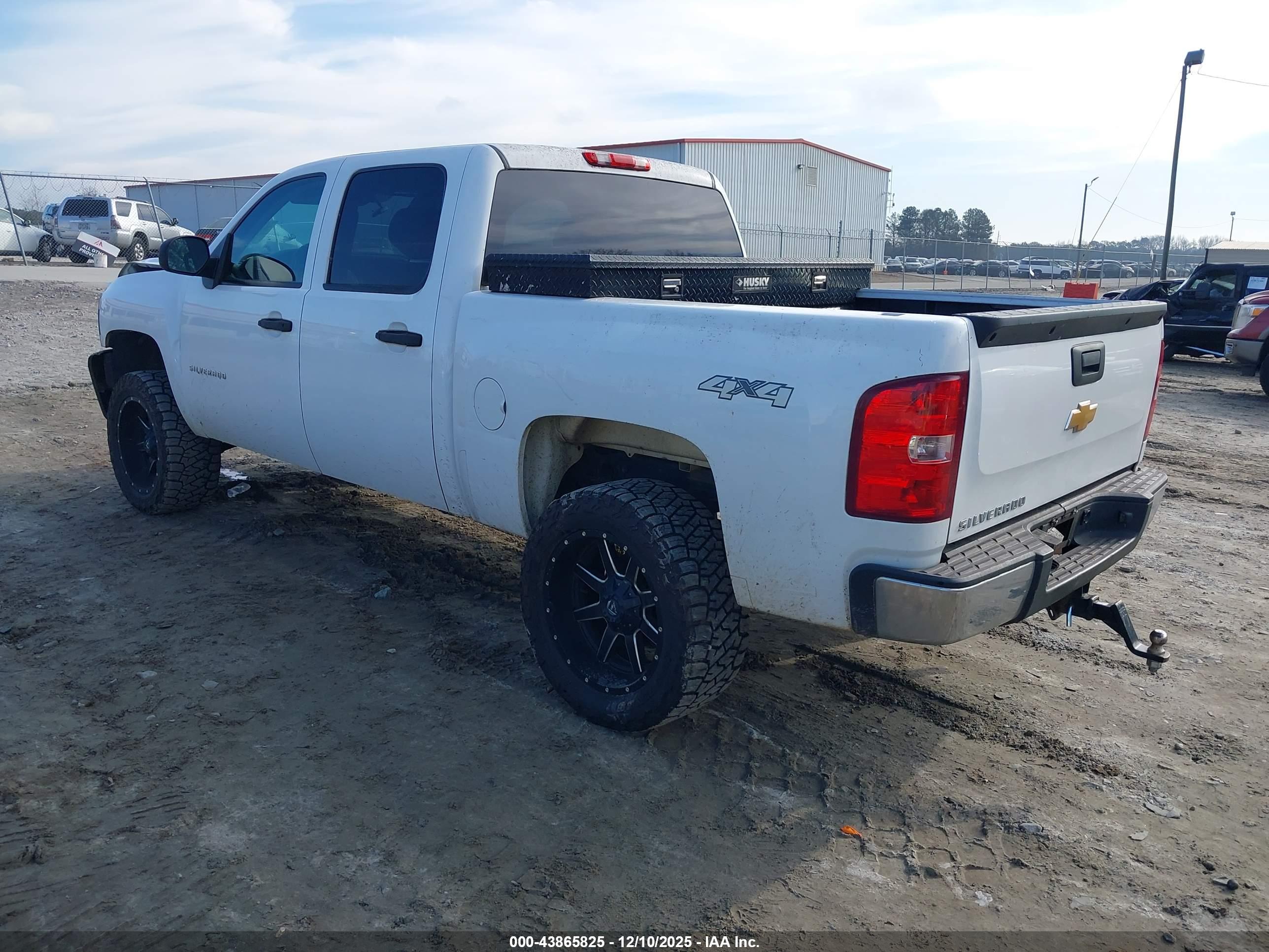 CHEVROLET SILVERADO image 3