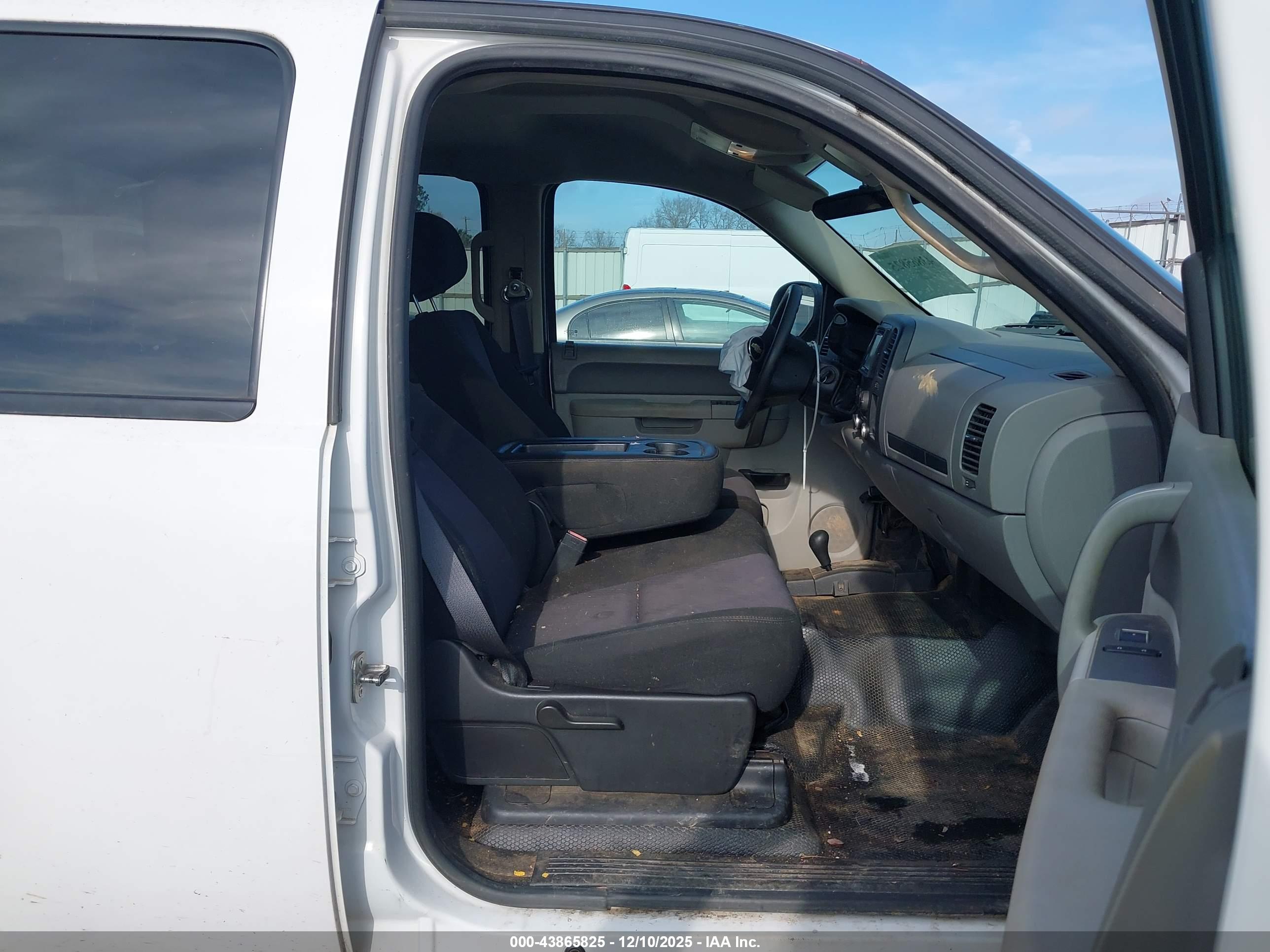 CHEVROLET SILVERADO image 5