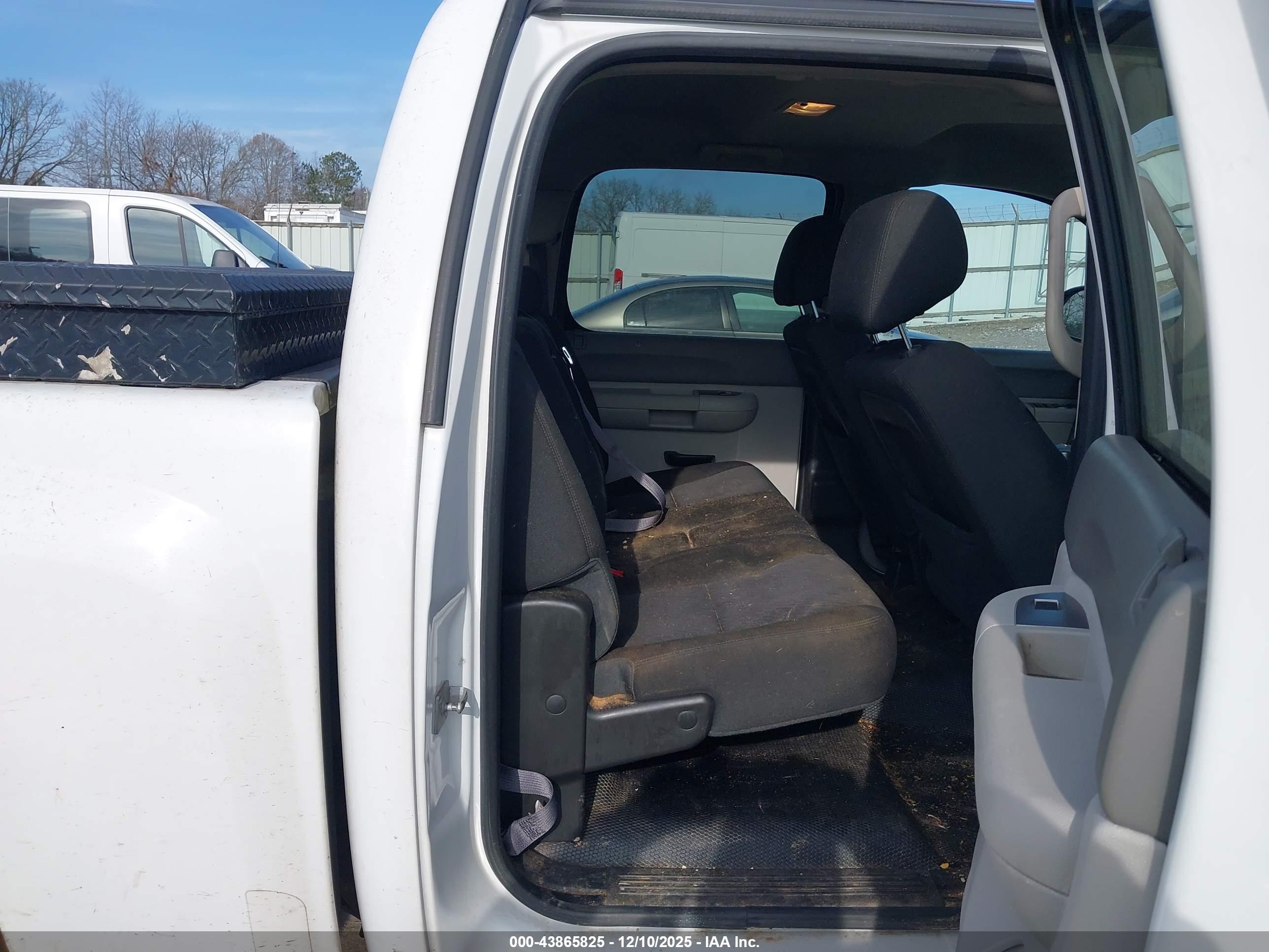 CHEVROLET SILVERADO image 8