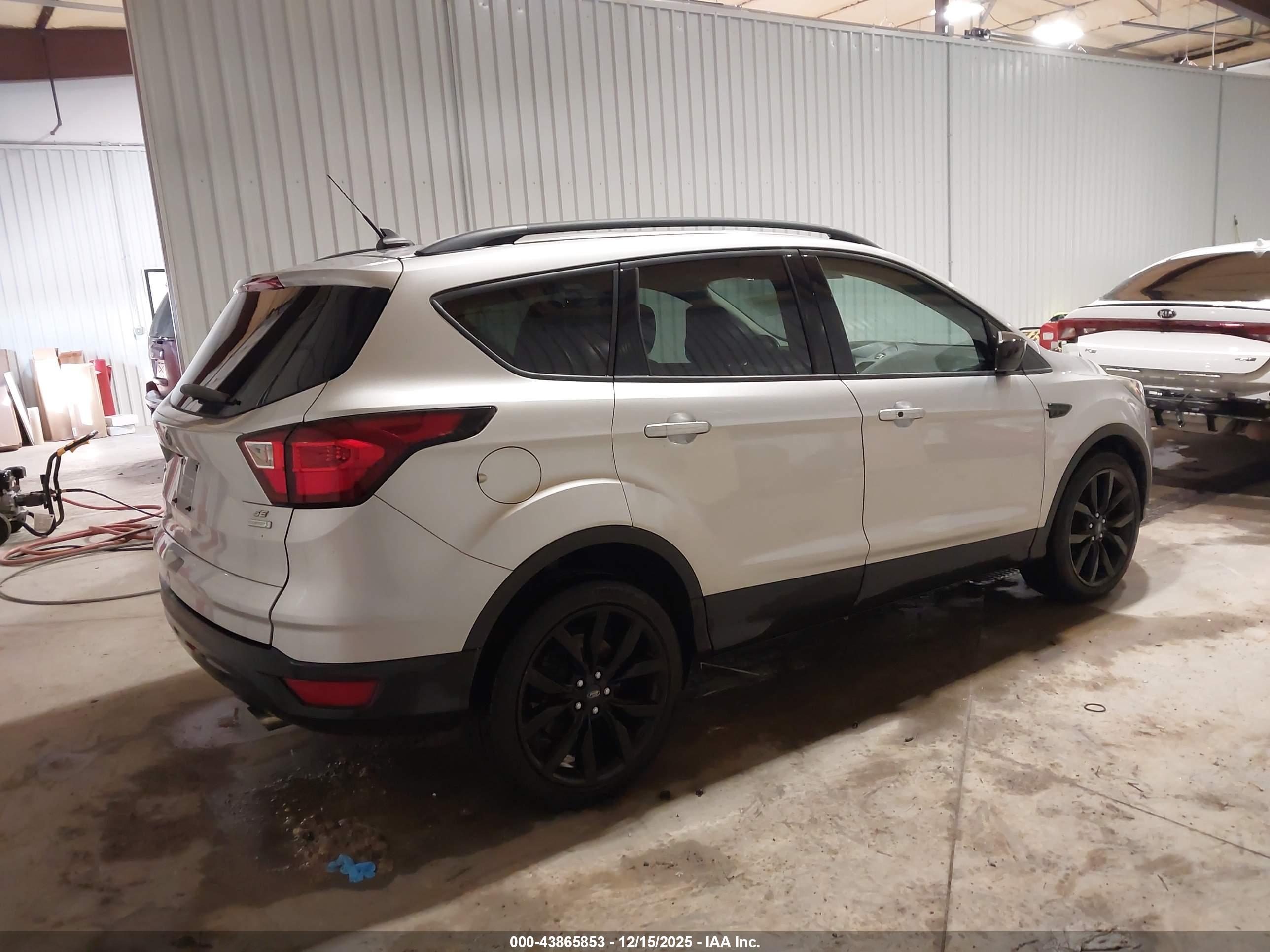 FORD ESCAPE image 4
