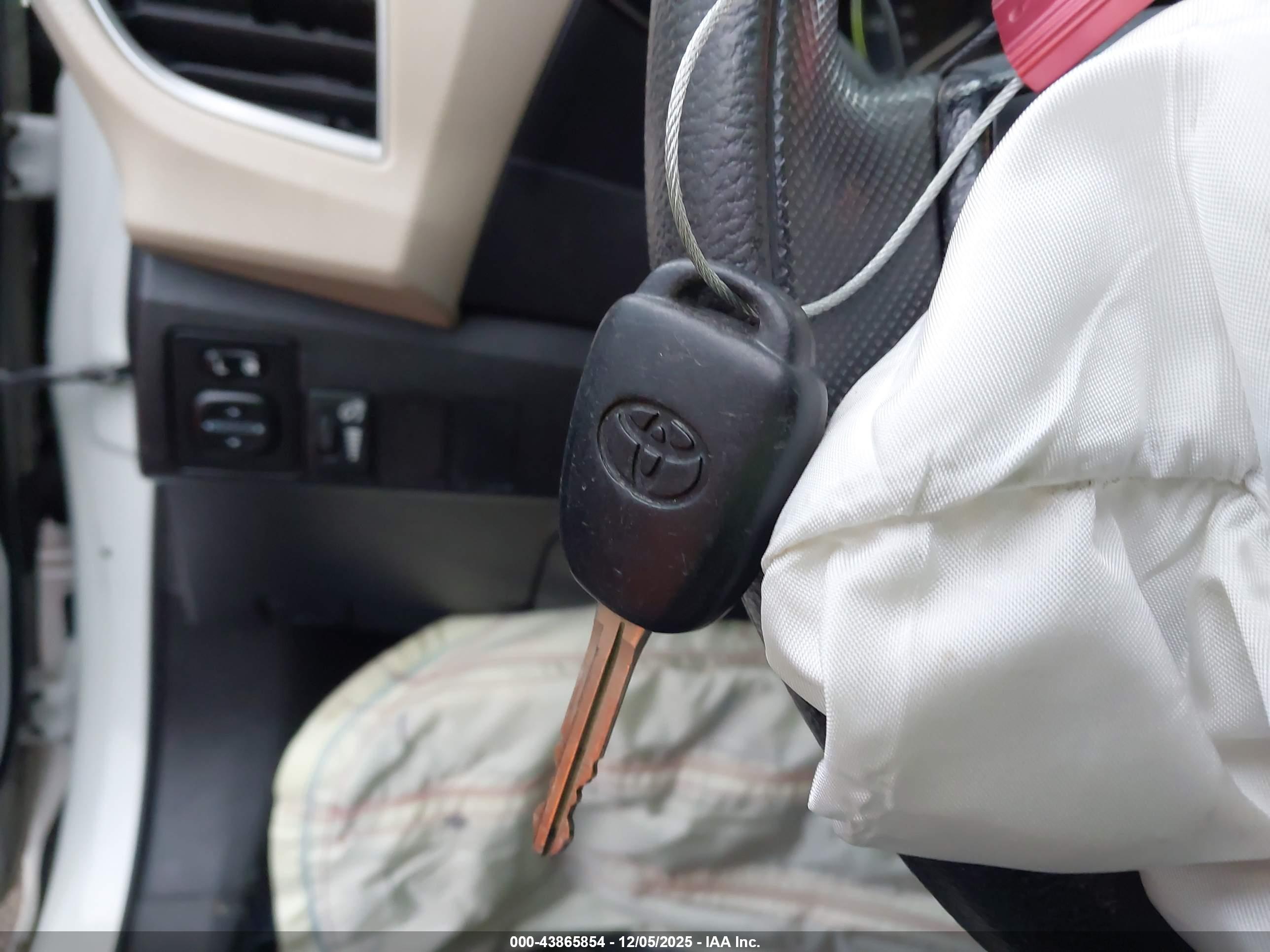 TOYOTA COROLLA image 11
