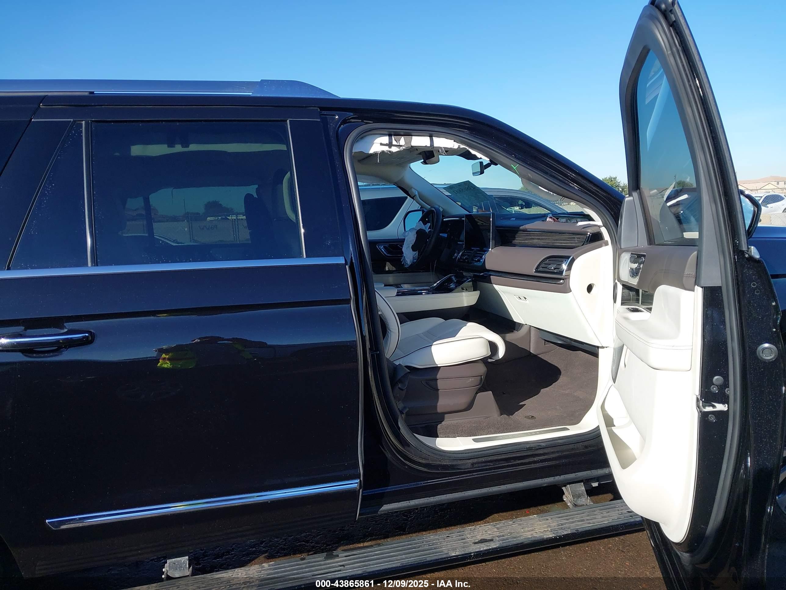 LINCOLN NAVIGATOR image 5