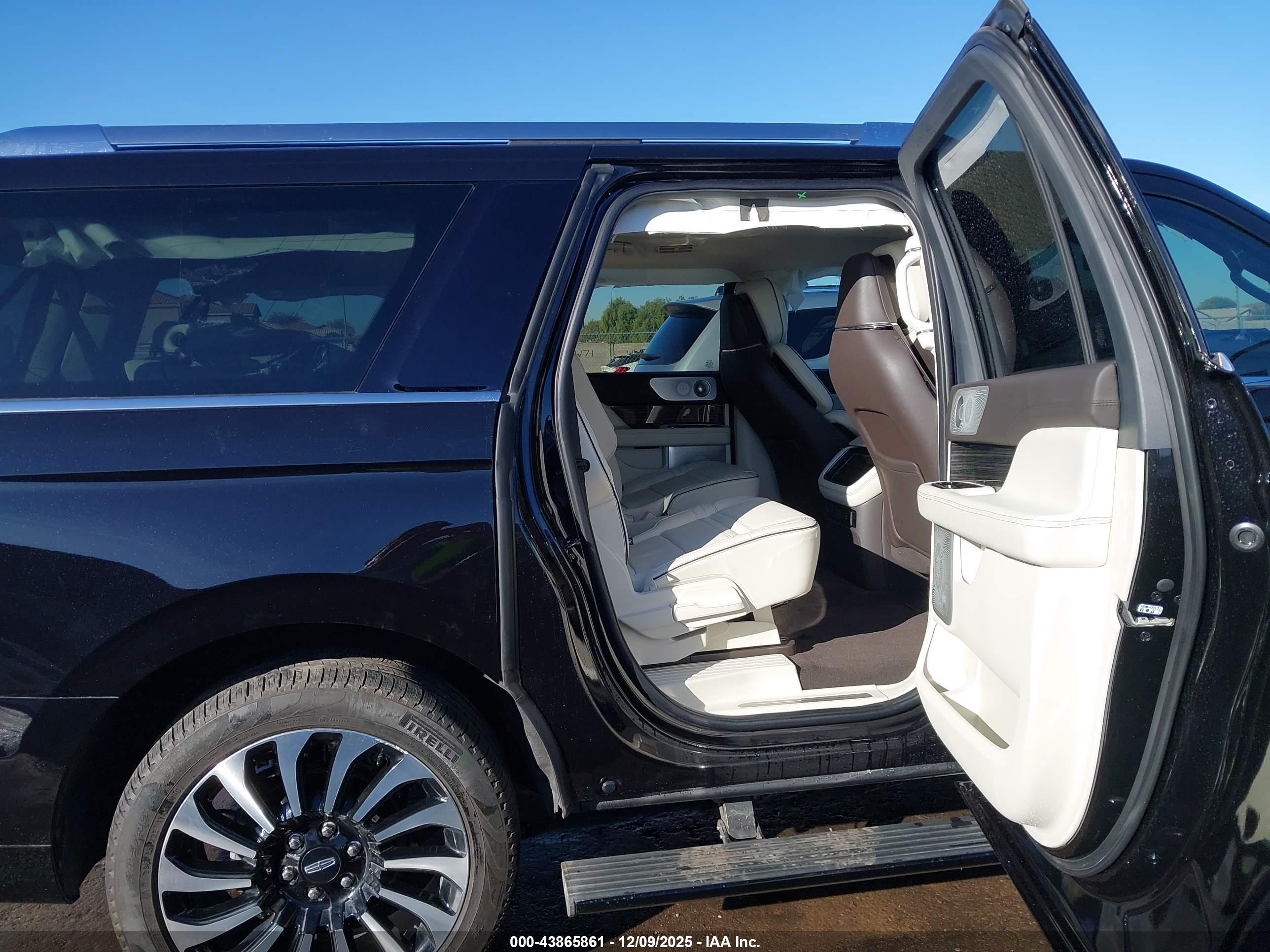 LINCOLN NAVIGATOR image 8