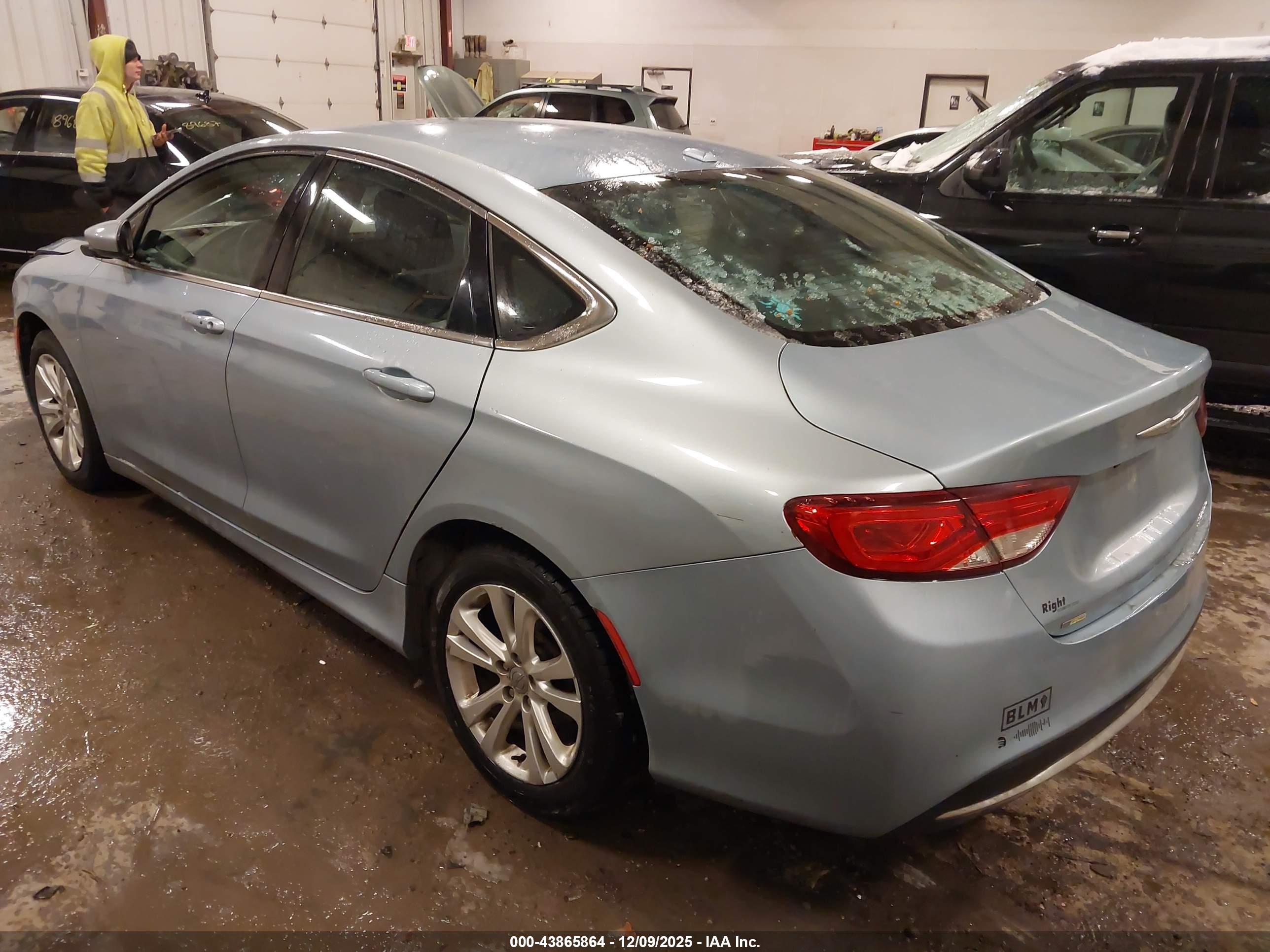 CHRYSLER 200 image 3