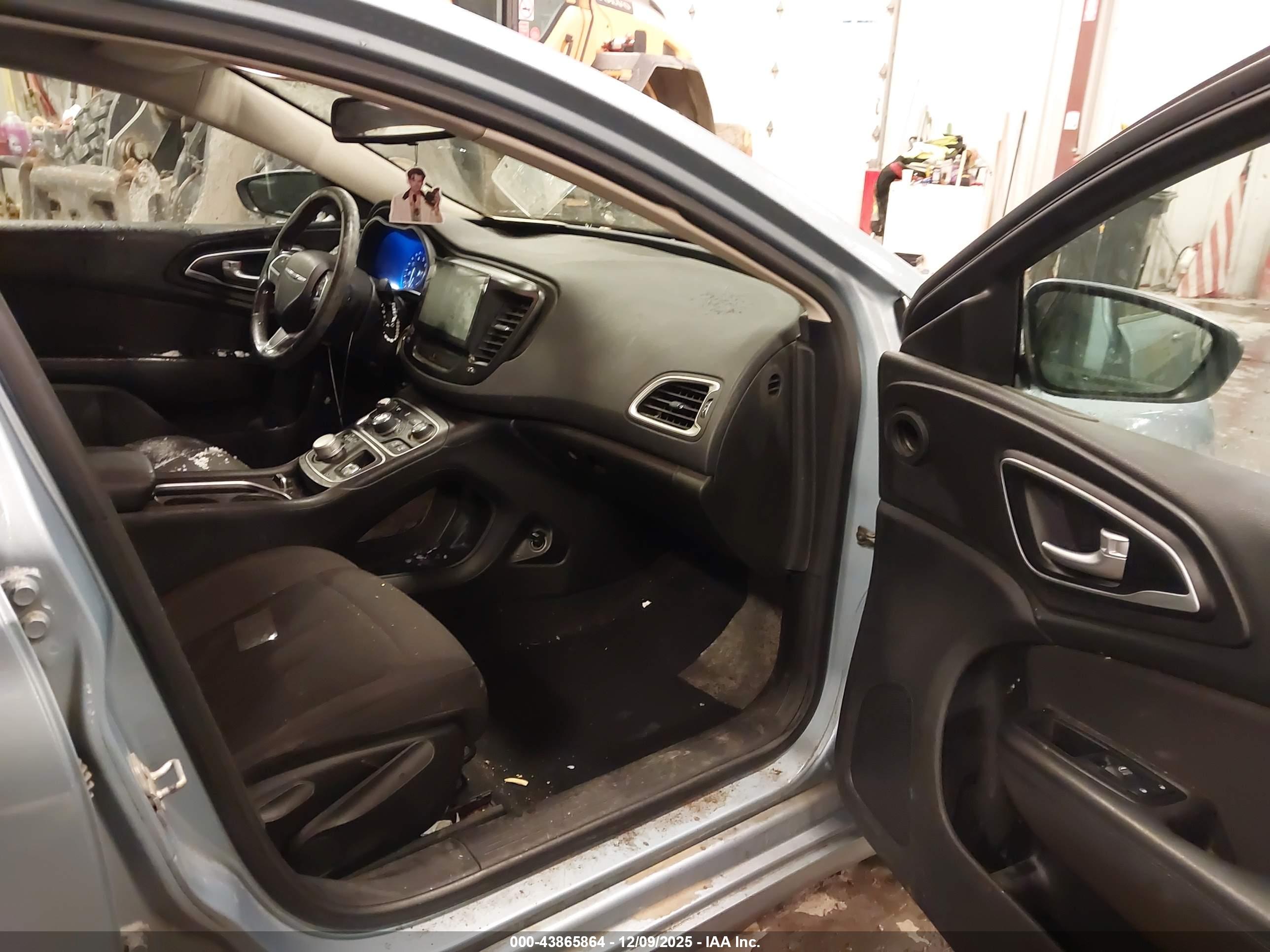CHRYSLER 200 image 5