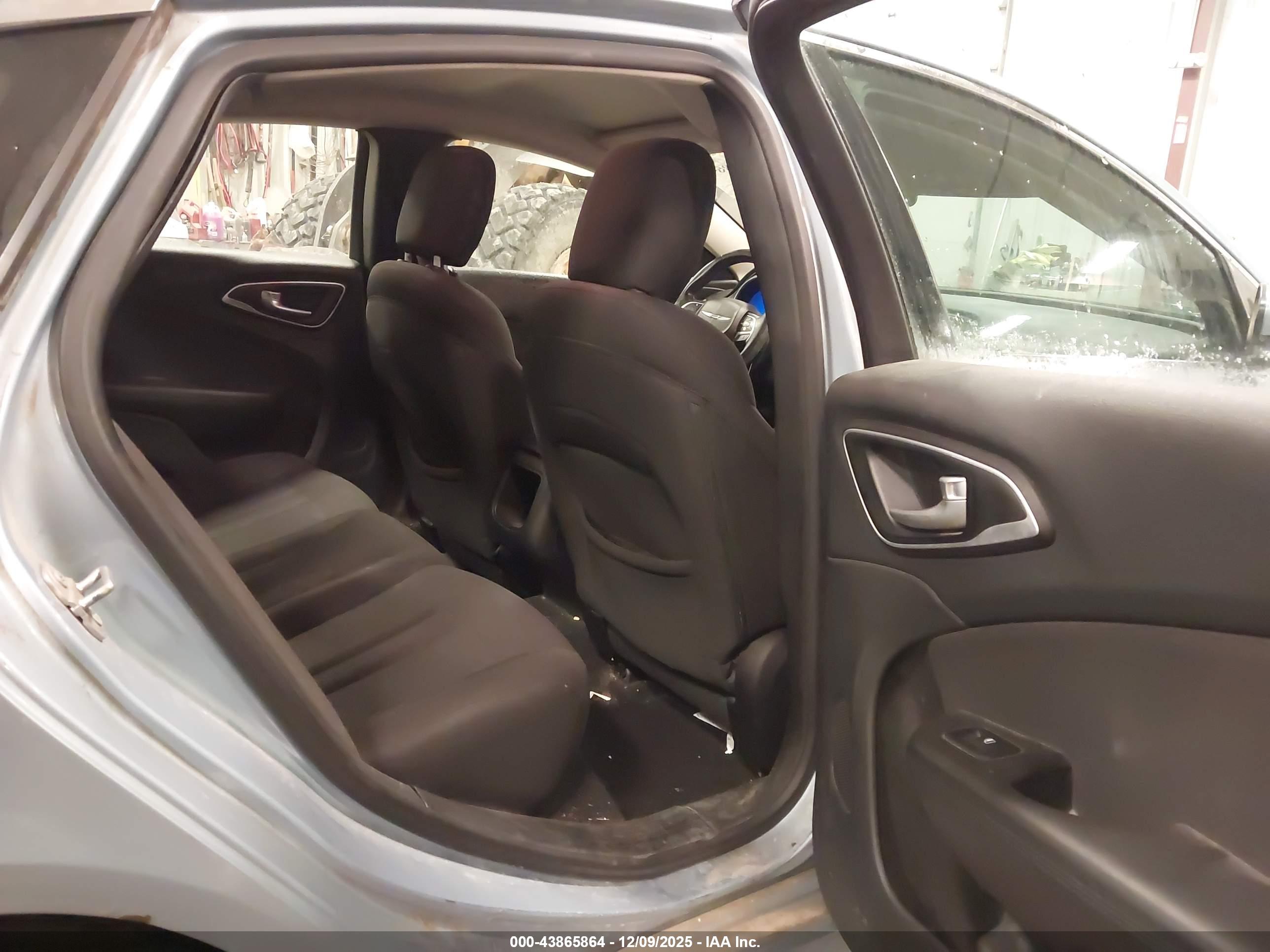 CHRYSLER 200 image 8