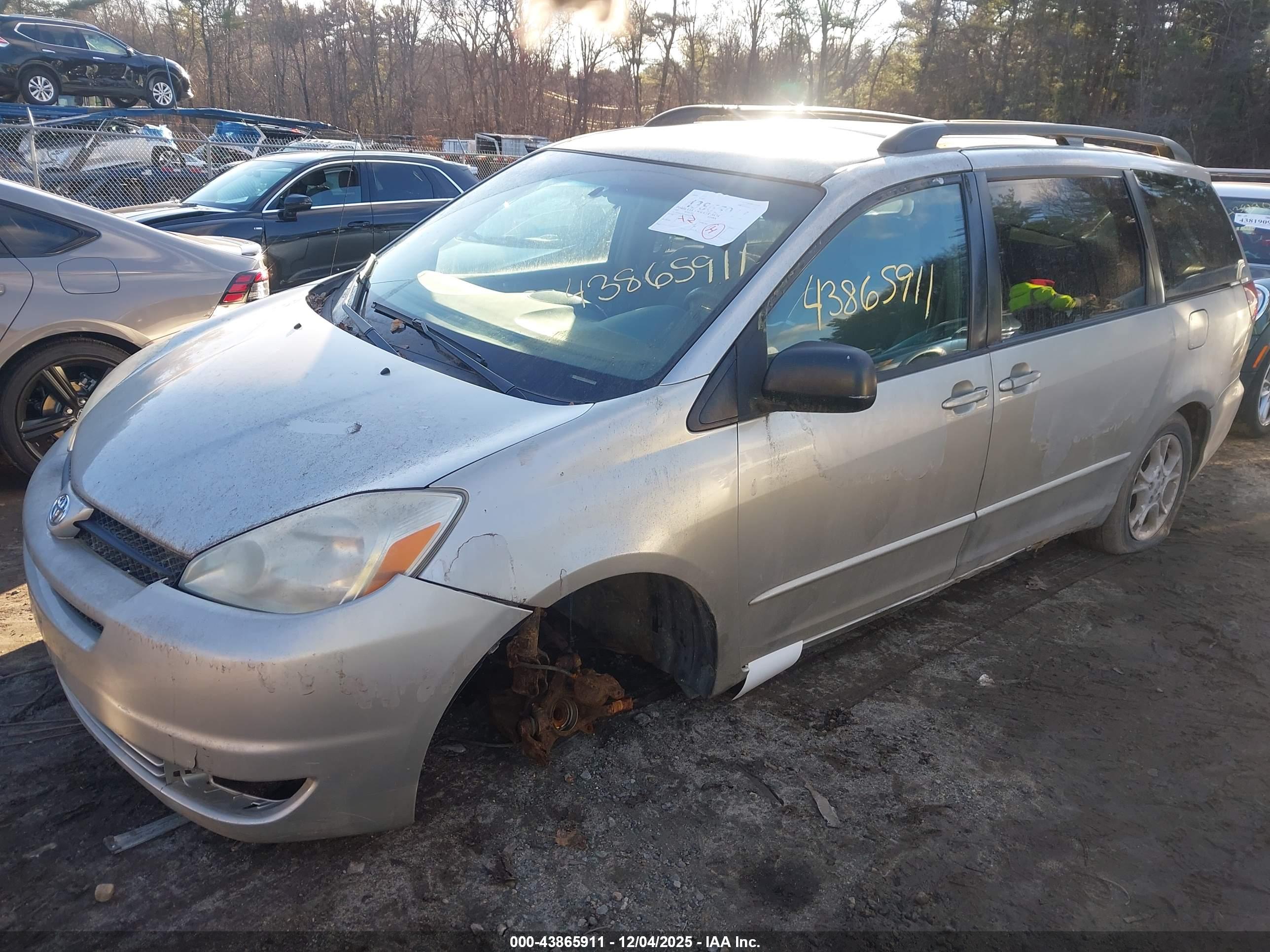 TOYOTA SIENNA image 2