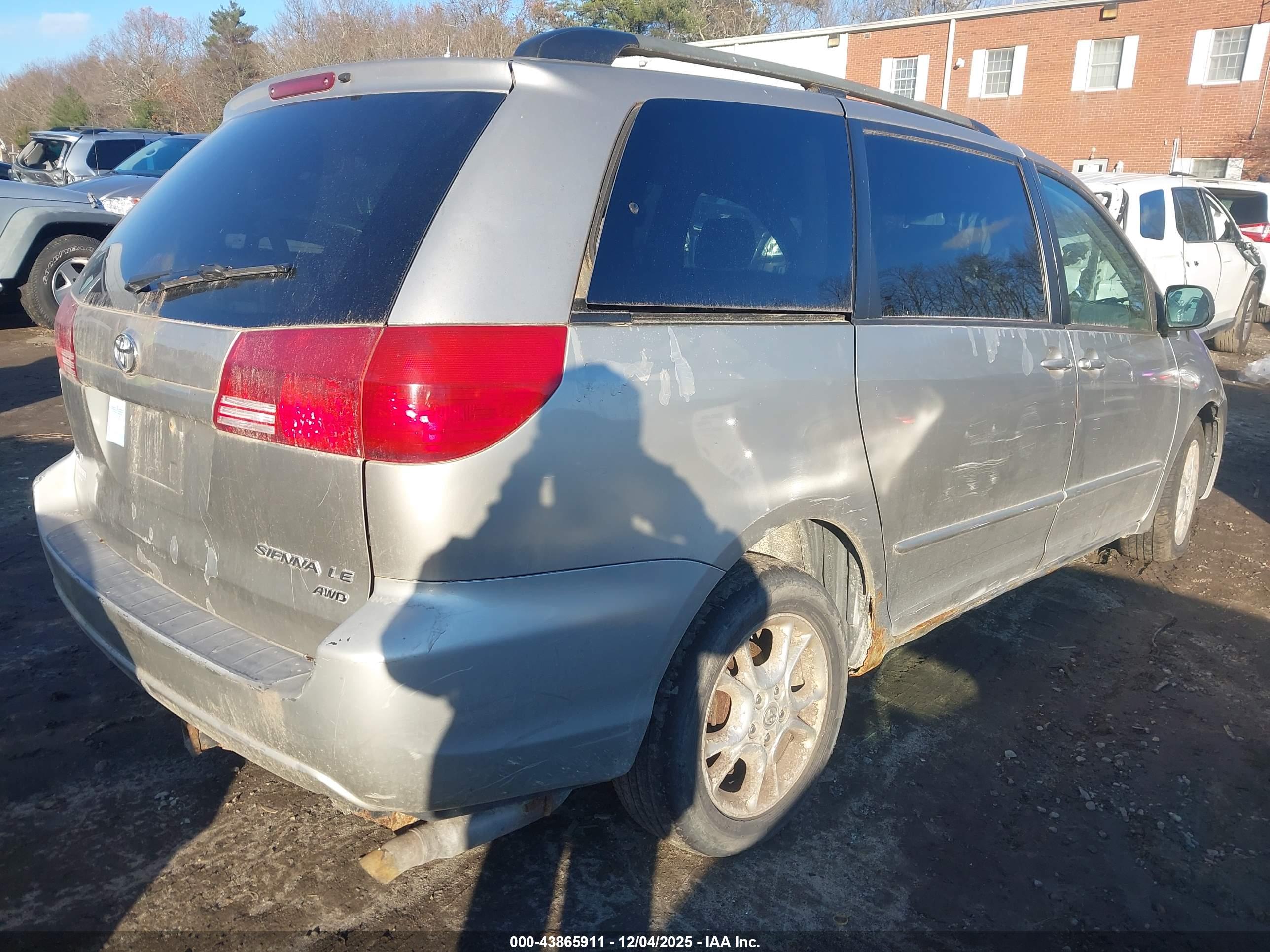 TOYOTA SIENNA image 4