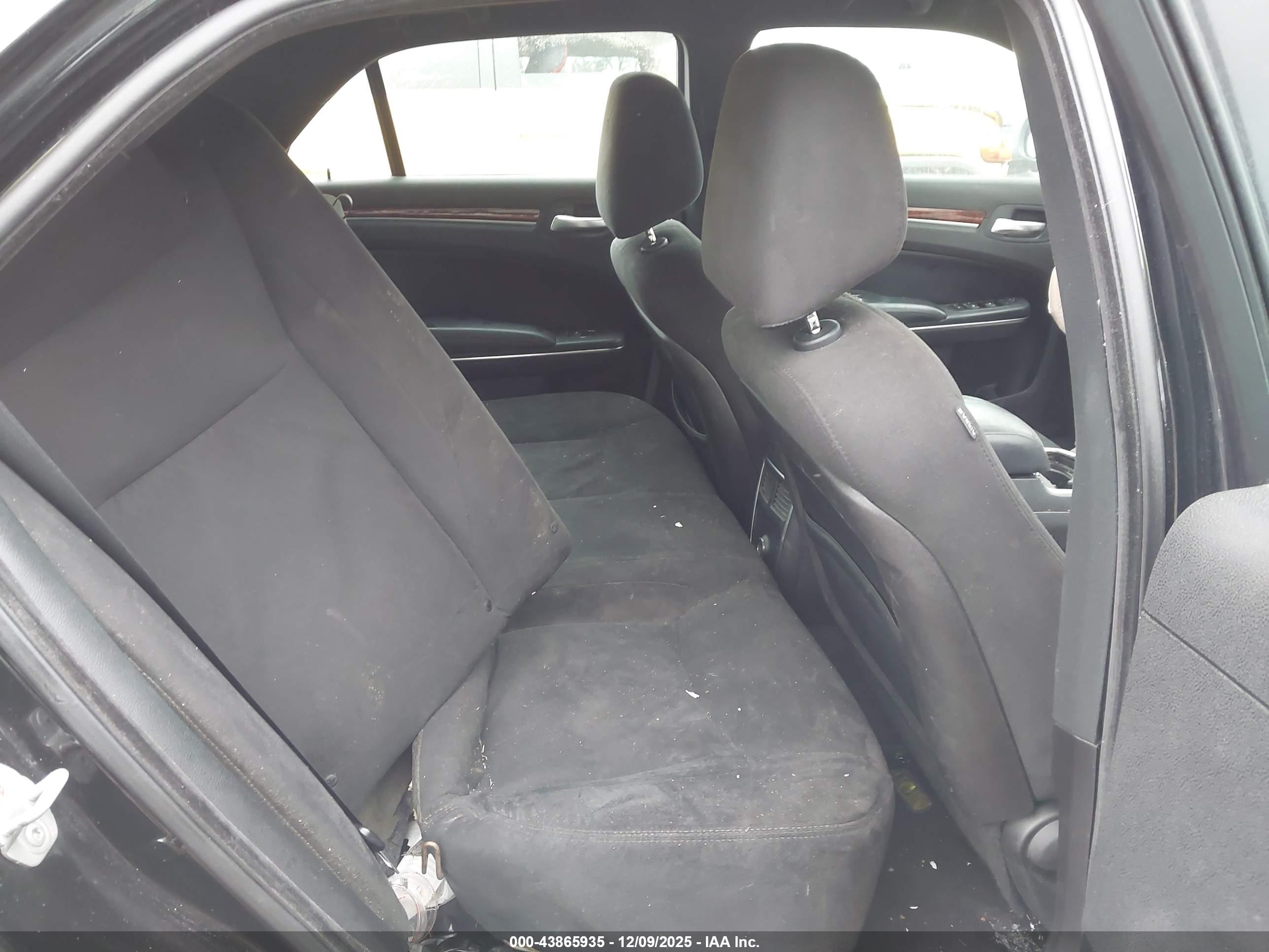 CHRYSLER 300 image 8
