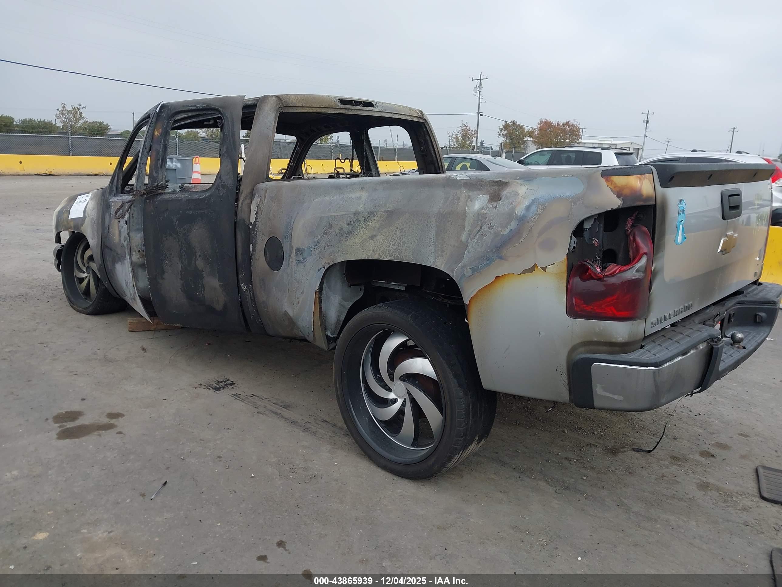 CHEVROLET SILVERADO image 3