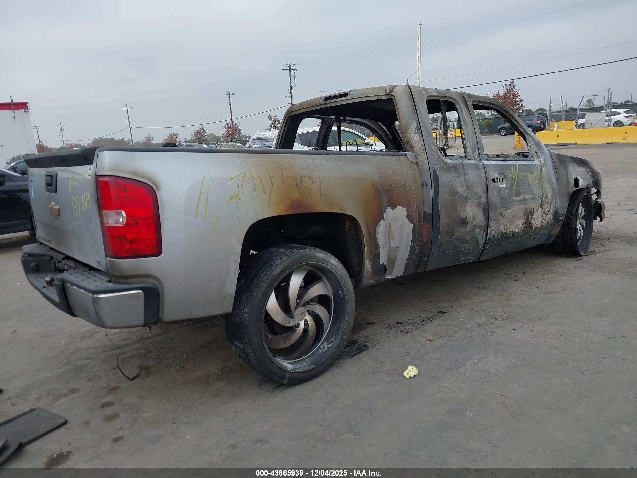 CHEVROLET SILVERADO image 4