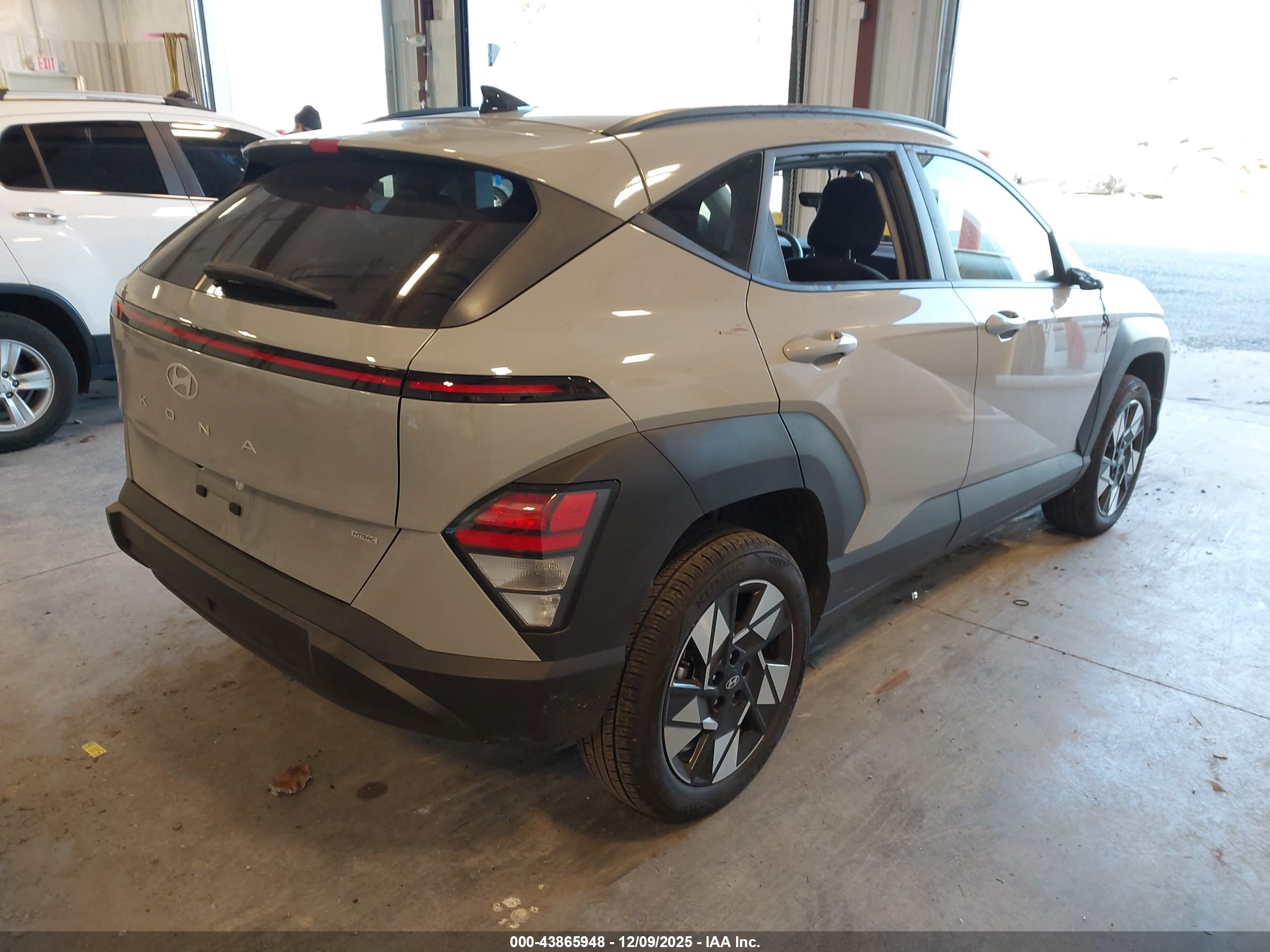 HYUNDAI KONA image 4