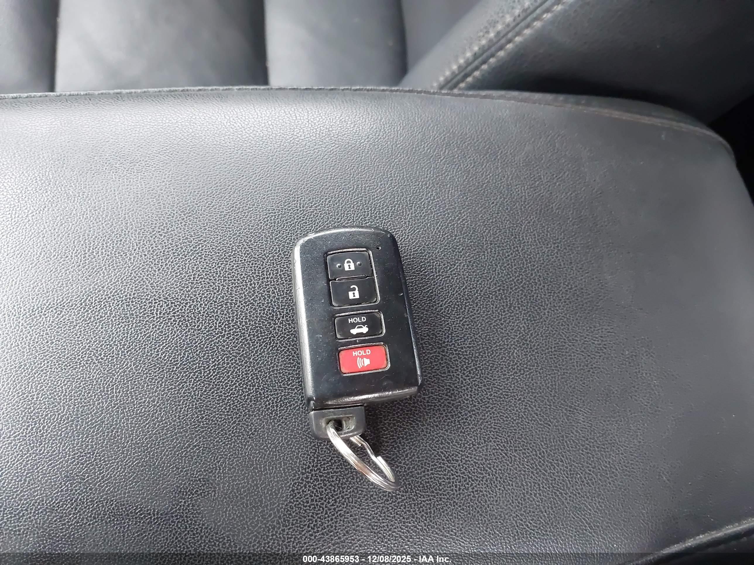 TOYOTA AVALON image 11