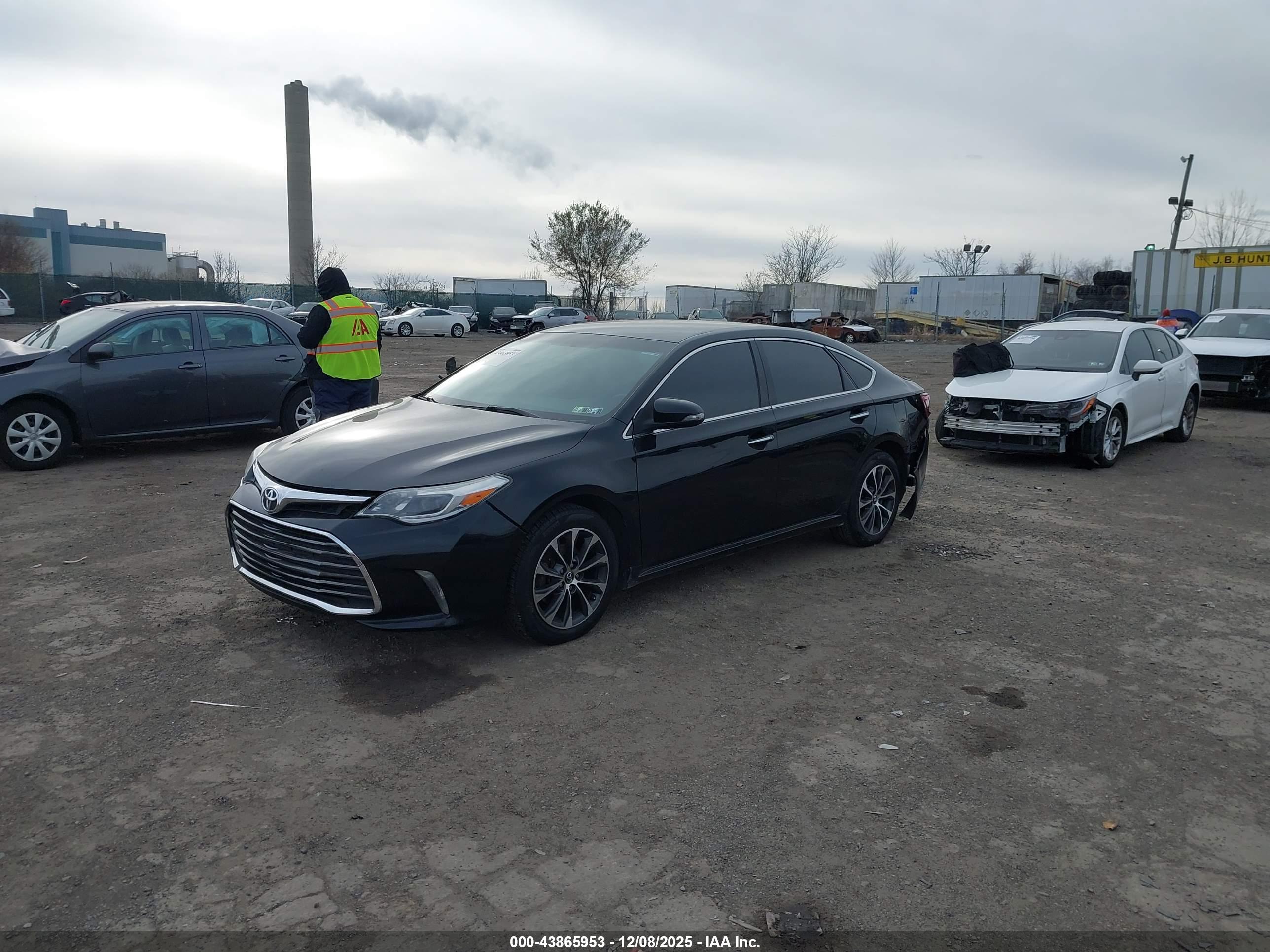 TOYOTA AVALON image 2