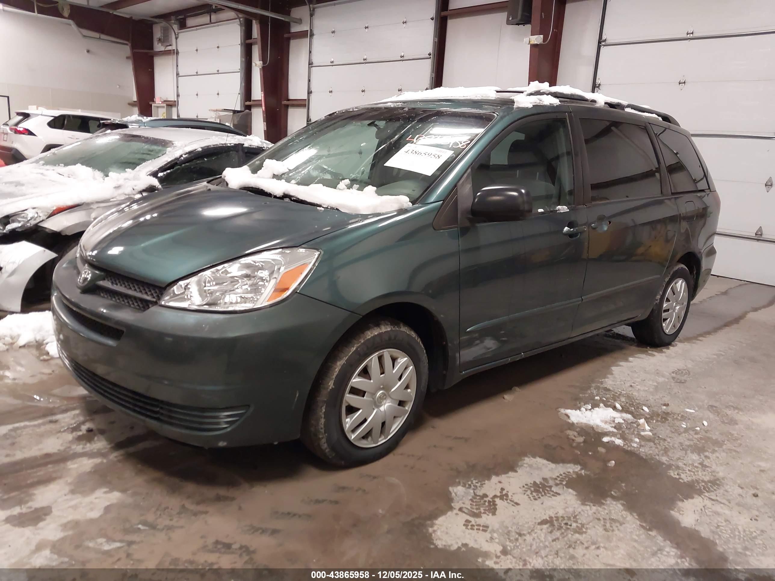 TOYOTA SIENNA image 2