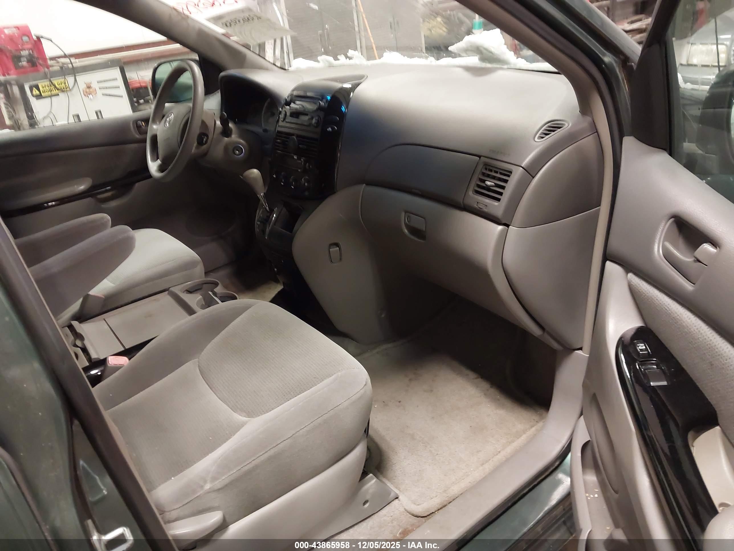 TOYOTA SIENNA image 5