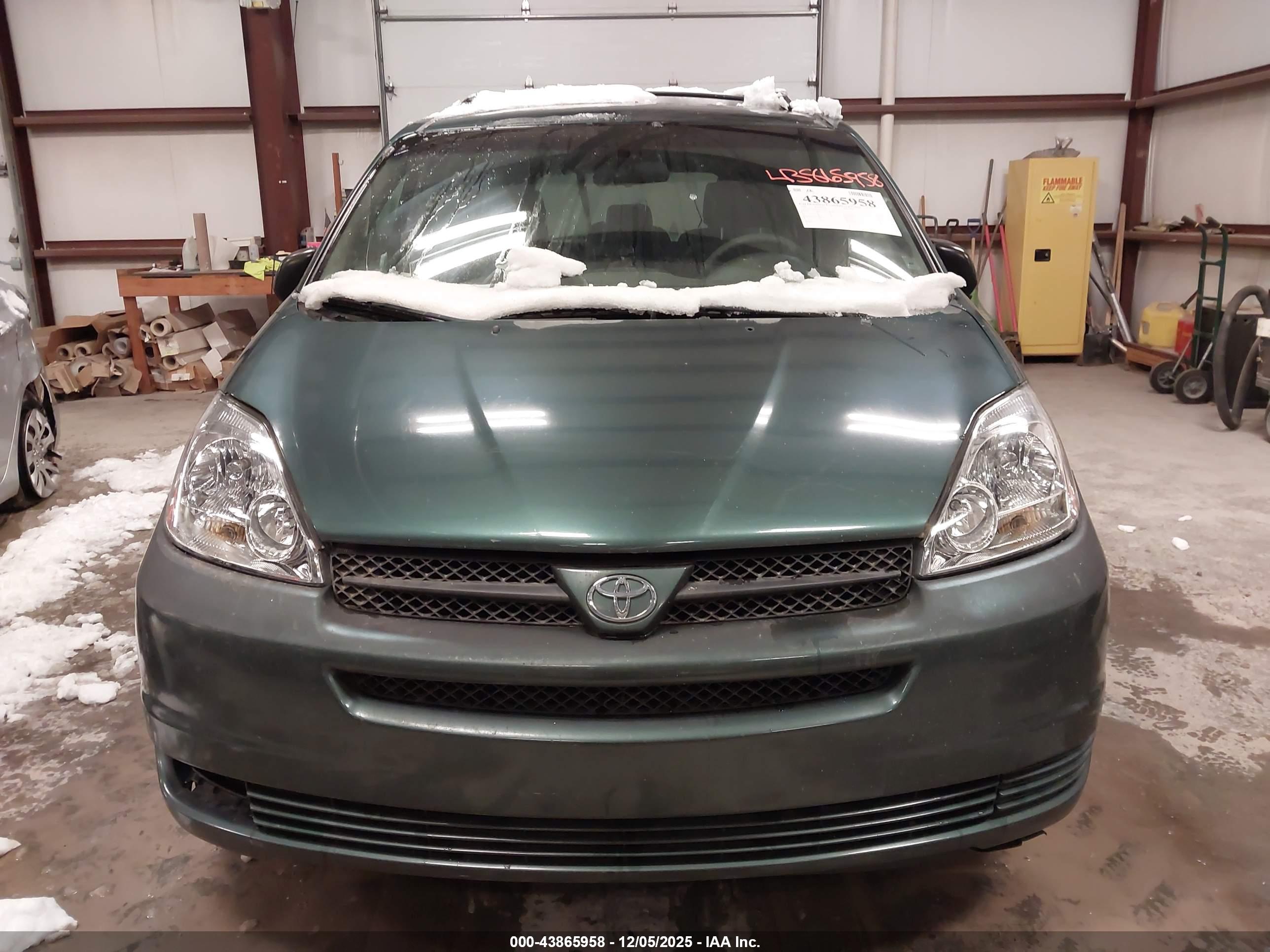 TOYOTA SIENNA image 6