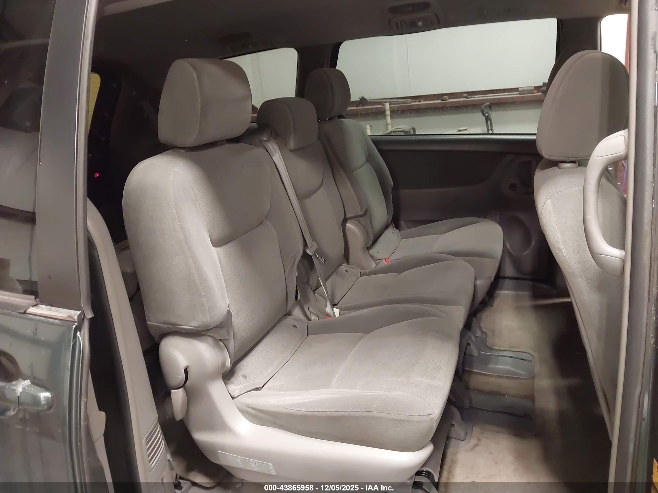 TOYOTA SIENNA image 8