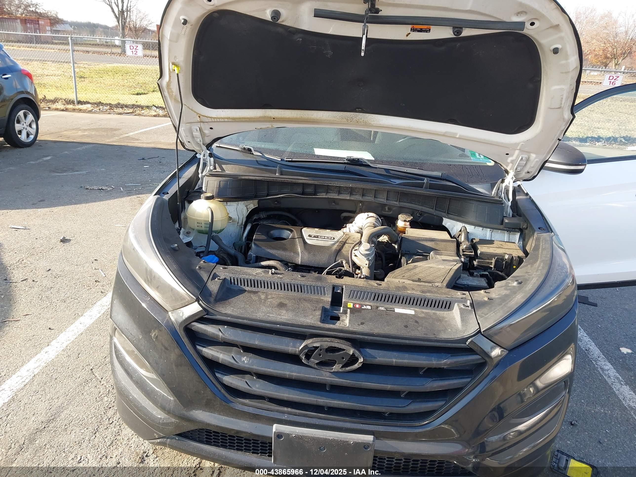HYUNDAI TUCSON image 10
