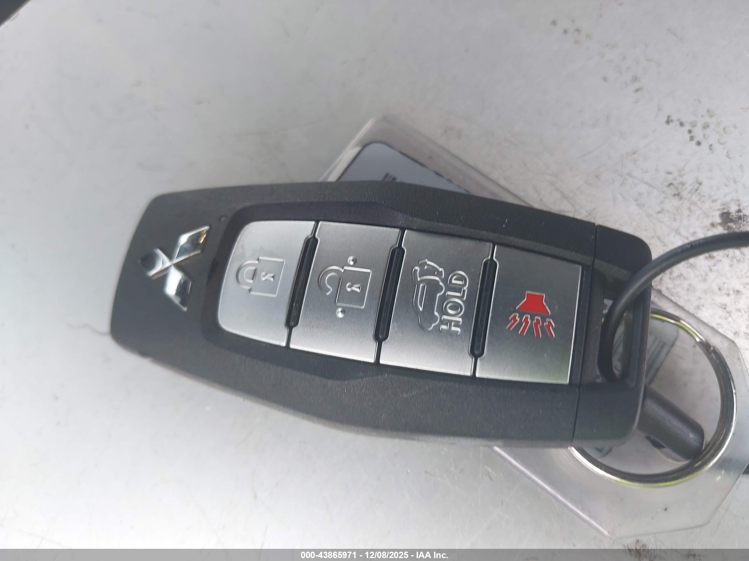 MITSUBISHI OUTLANDER image 11