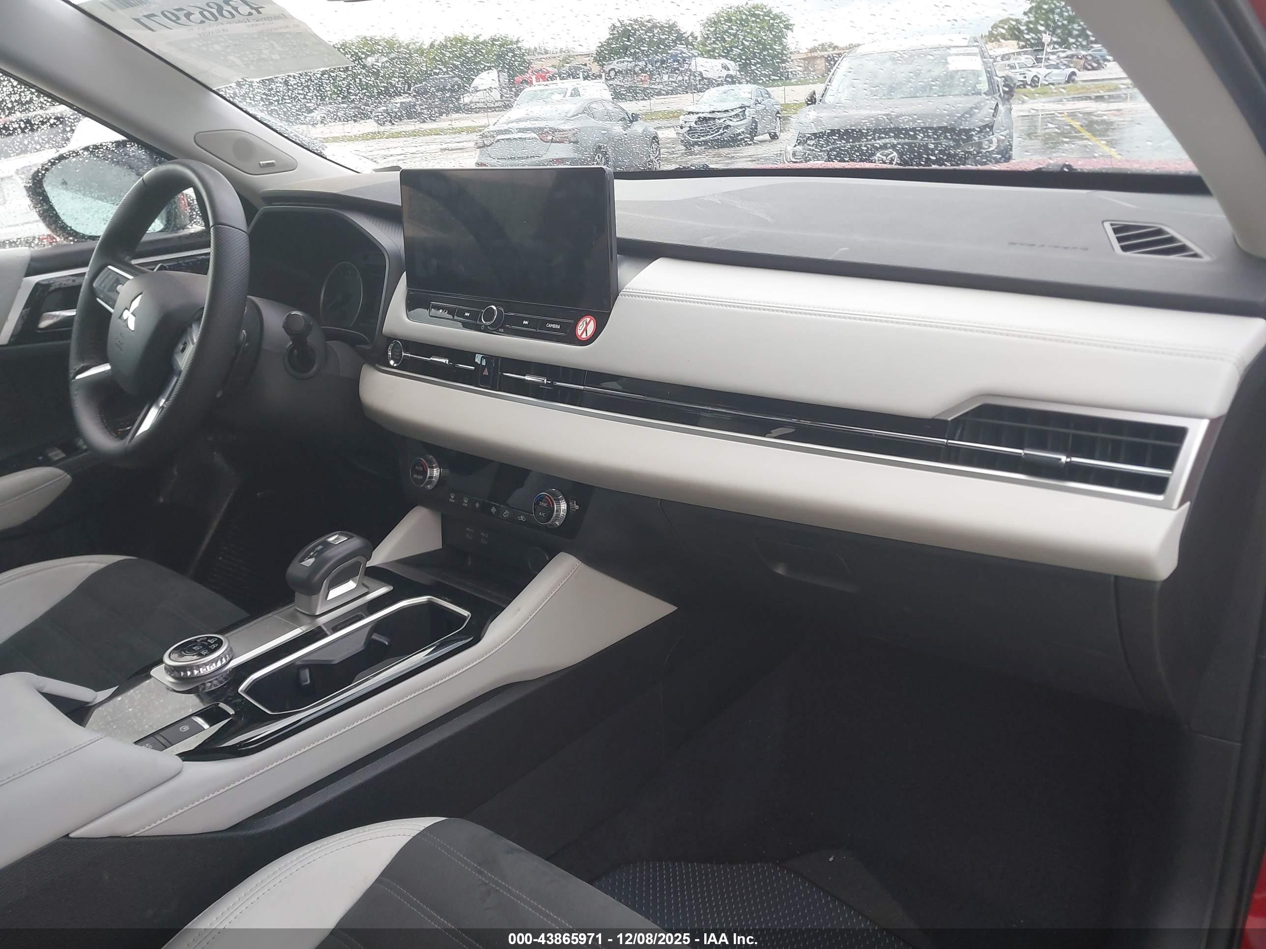MITSUBISHI OUTLANDER image 5