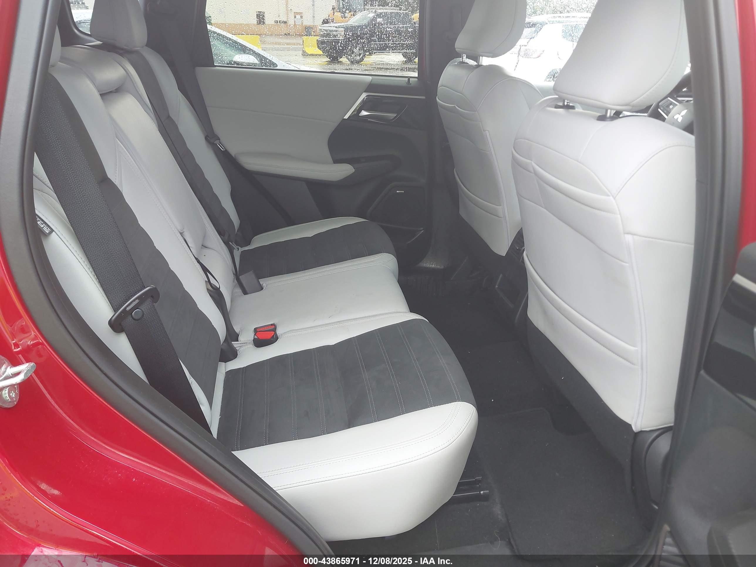 MITSUBISHI OUTLANDER image 8