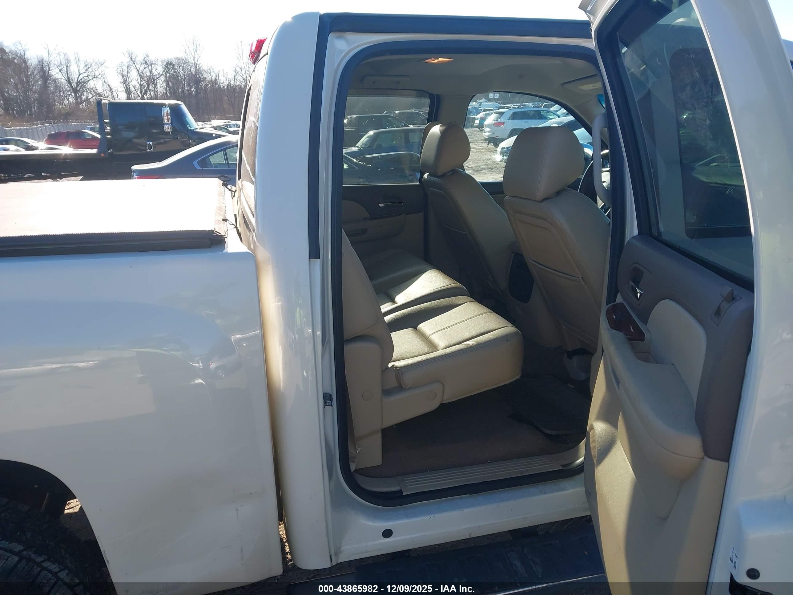 CHEVROLET SILVERADO image 8