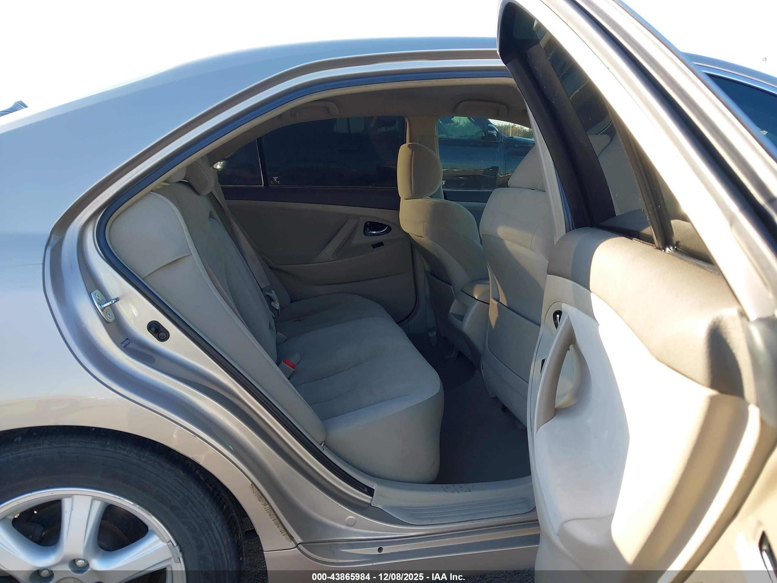 TOYOTA CAMRY image 8