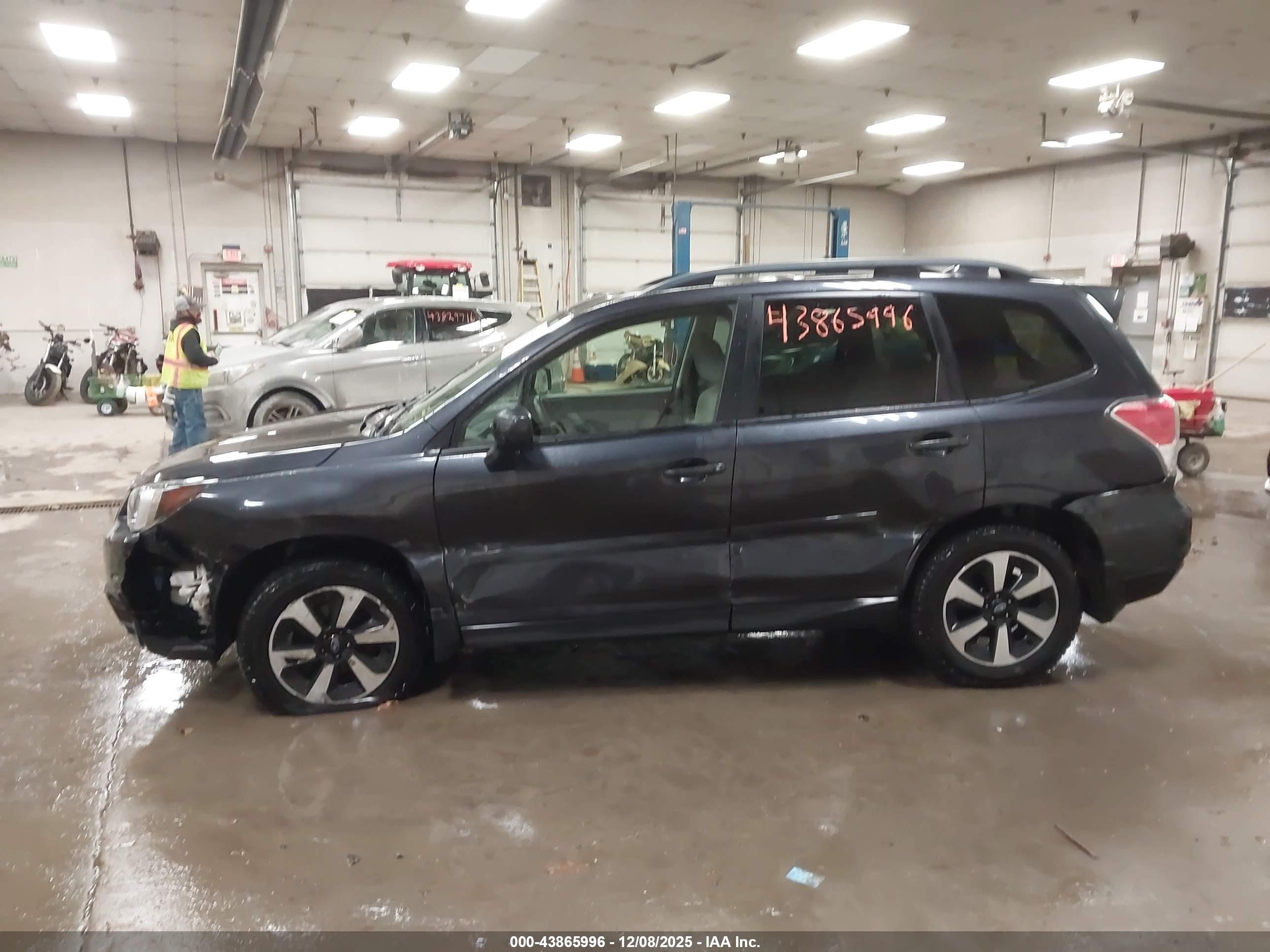 SUBARU FORESTER image 6