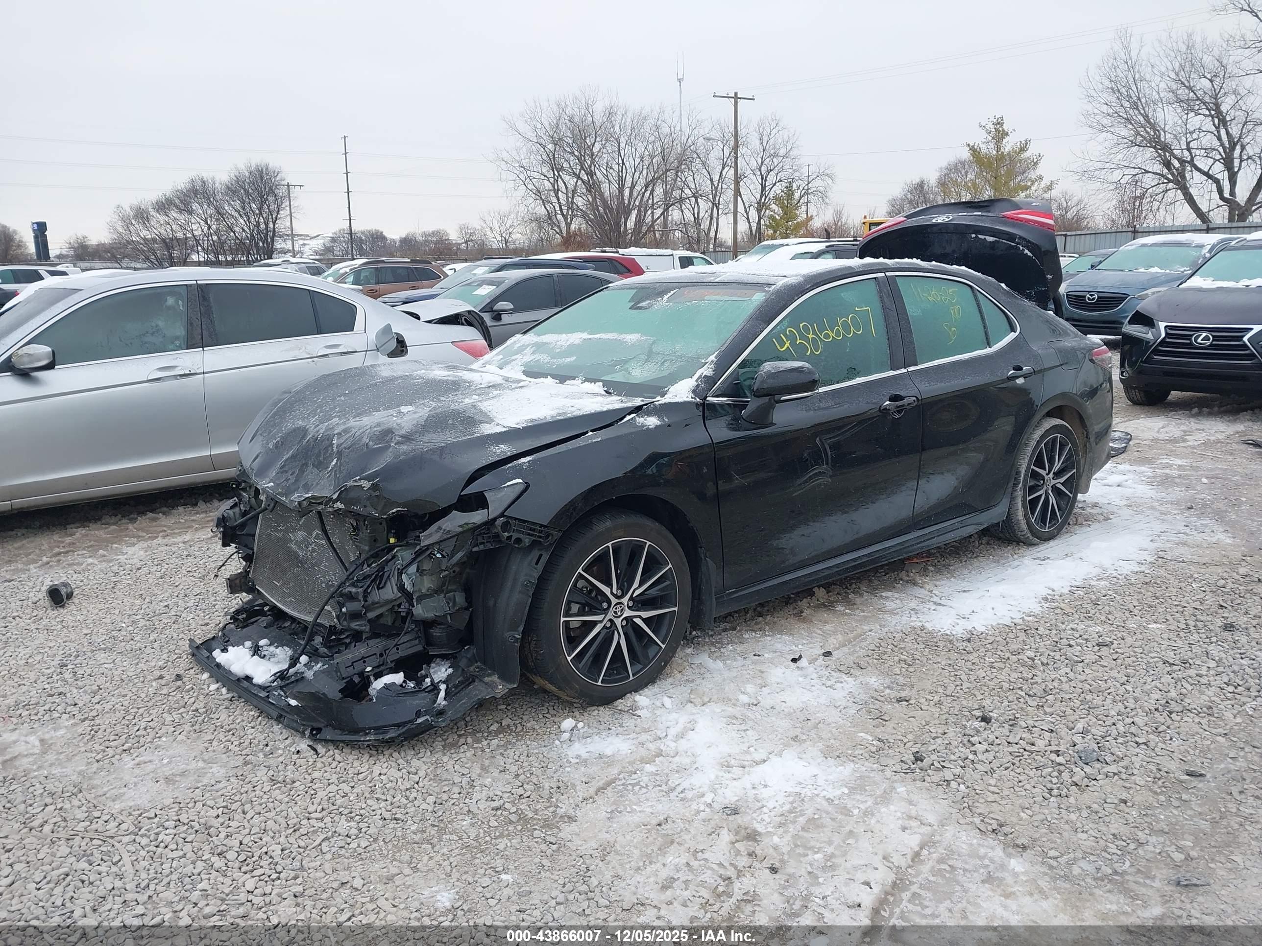 TOYOTA CAMRY image 2