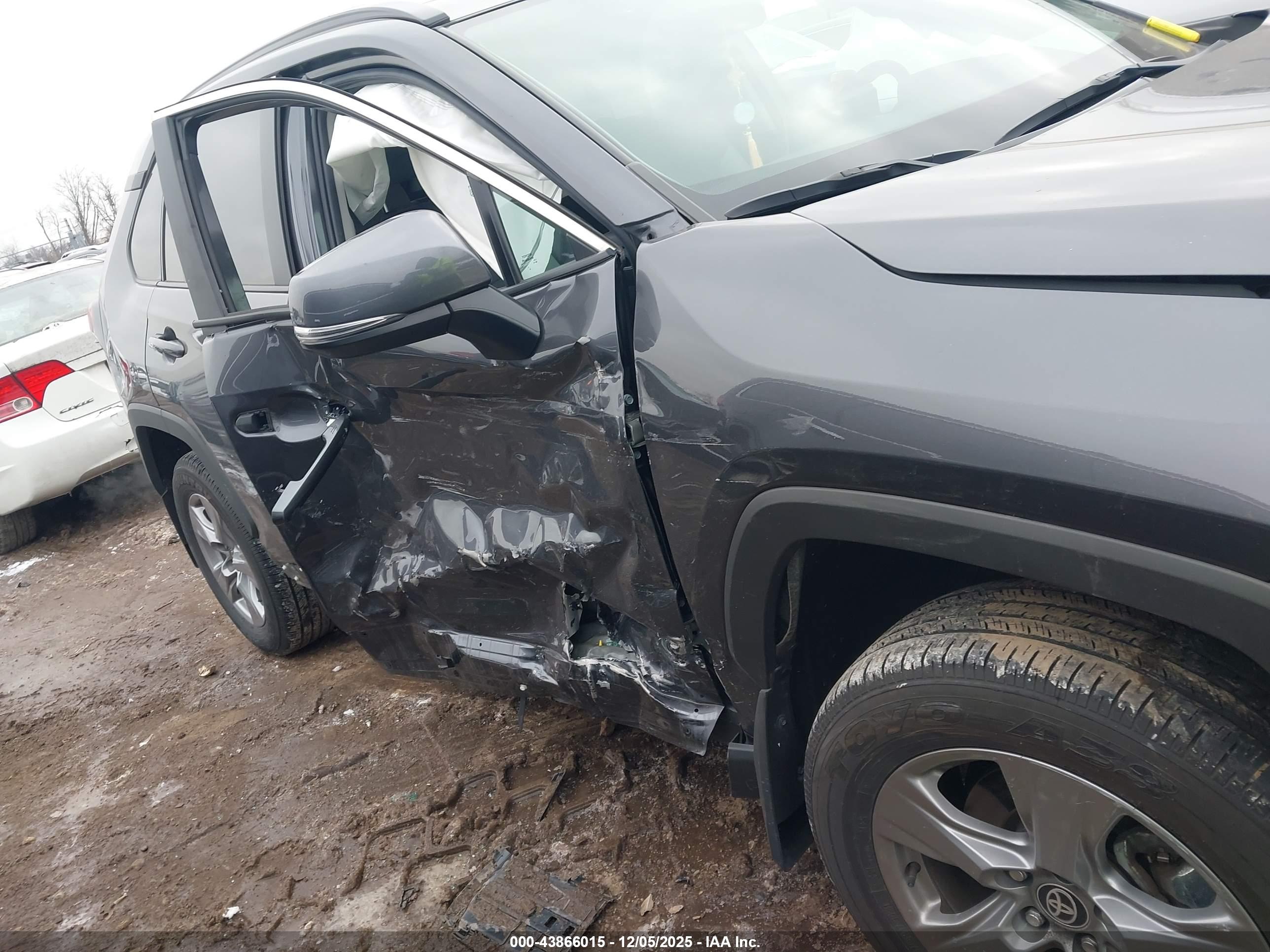 TOYOTA RAV4 image 6