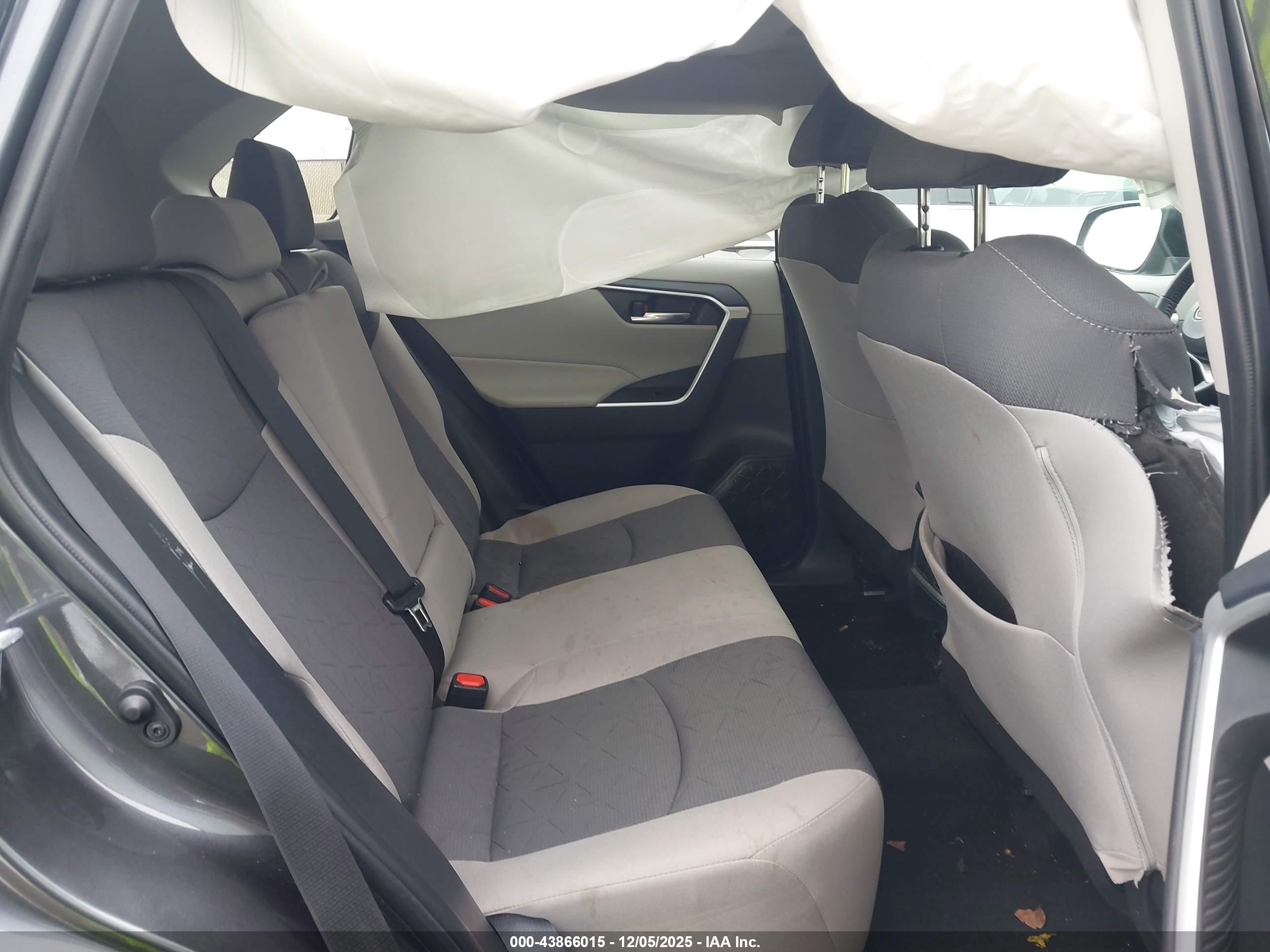 TOYOTA RAV4 image 8