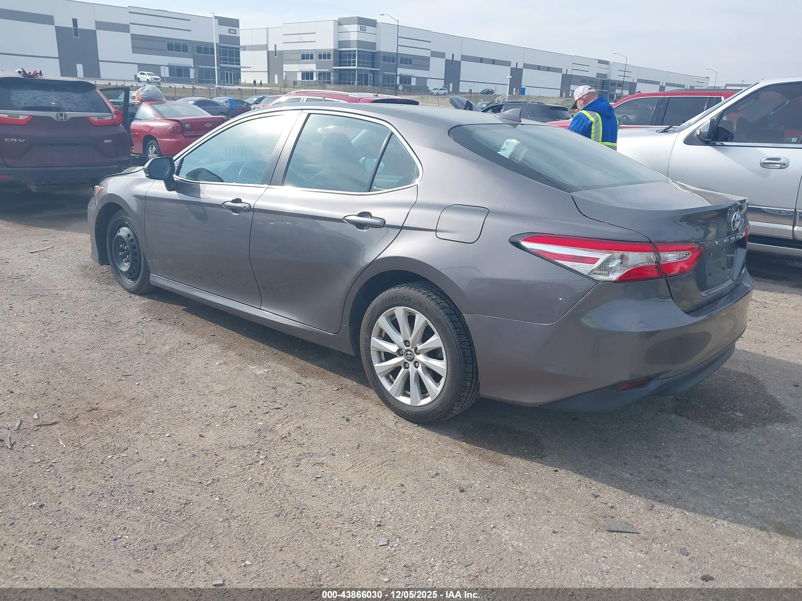 TOYOTA CAMRY image 3