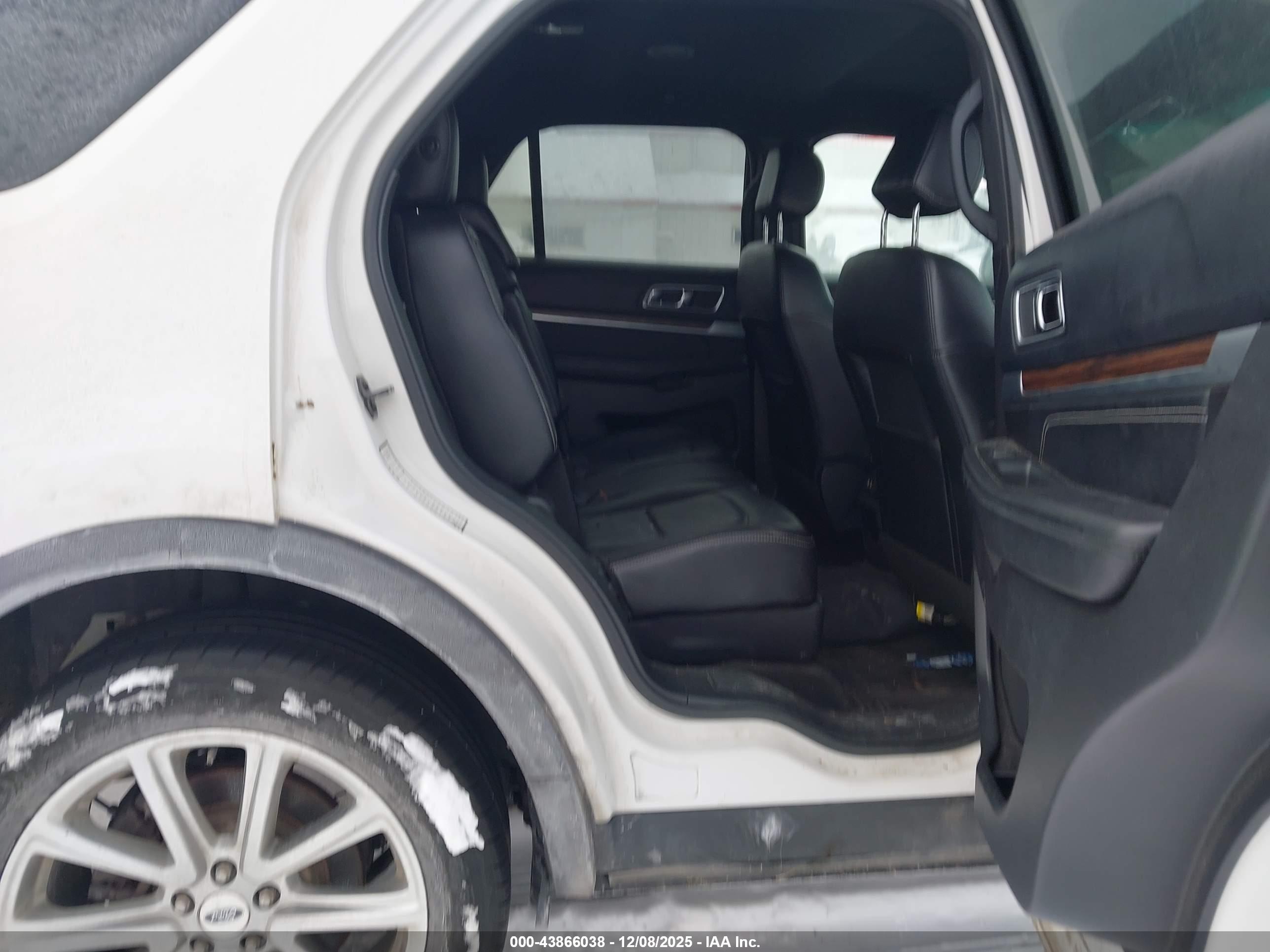 FORD EXPLORER image 8