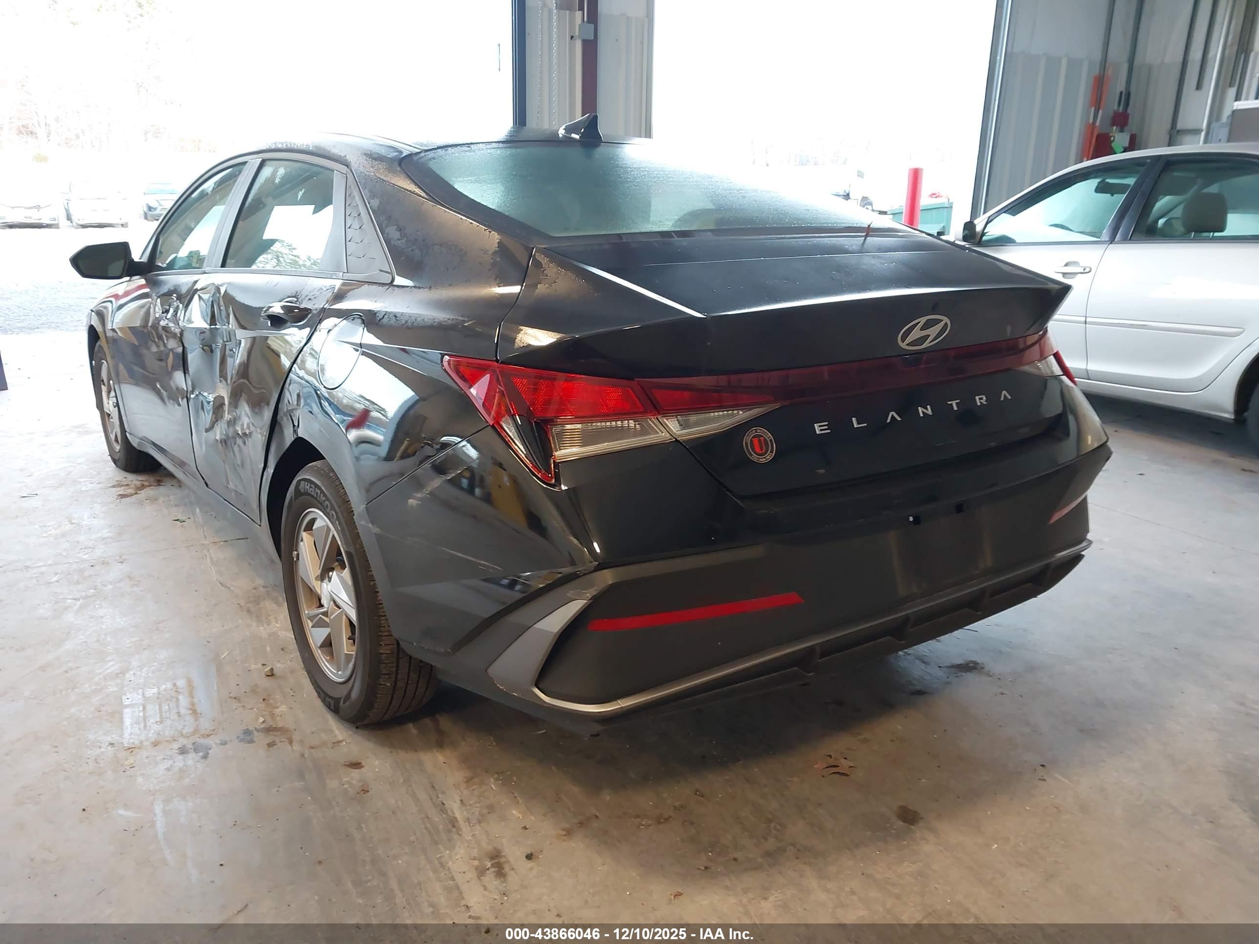 HYUNDAI ELANTRA image 3