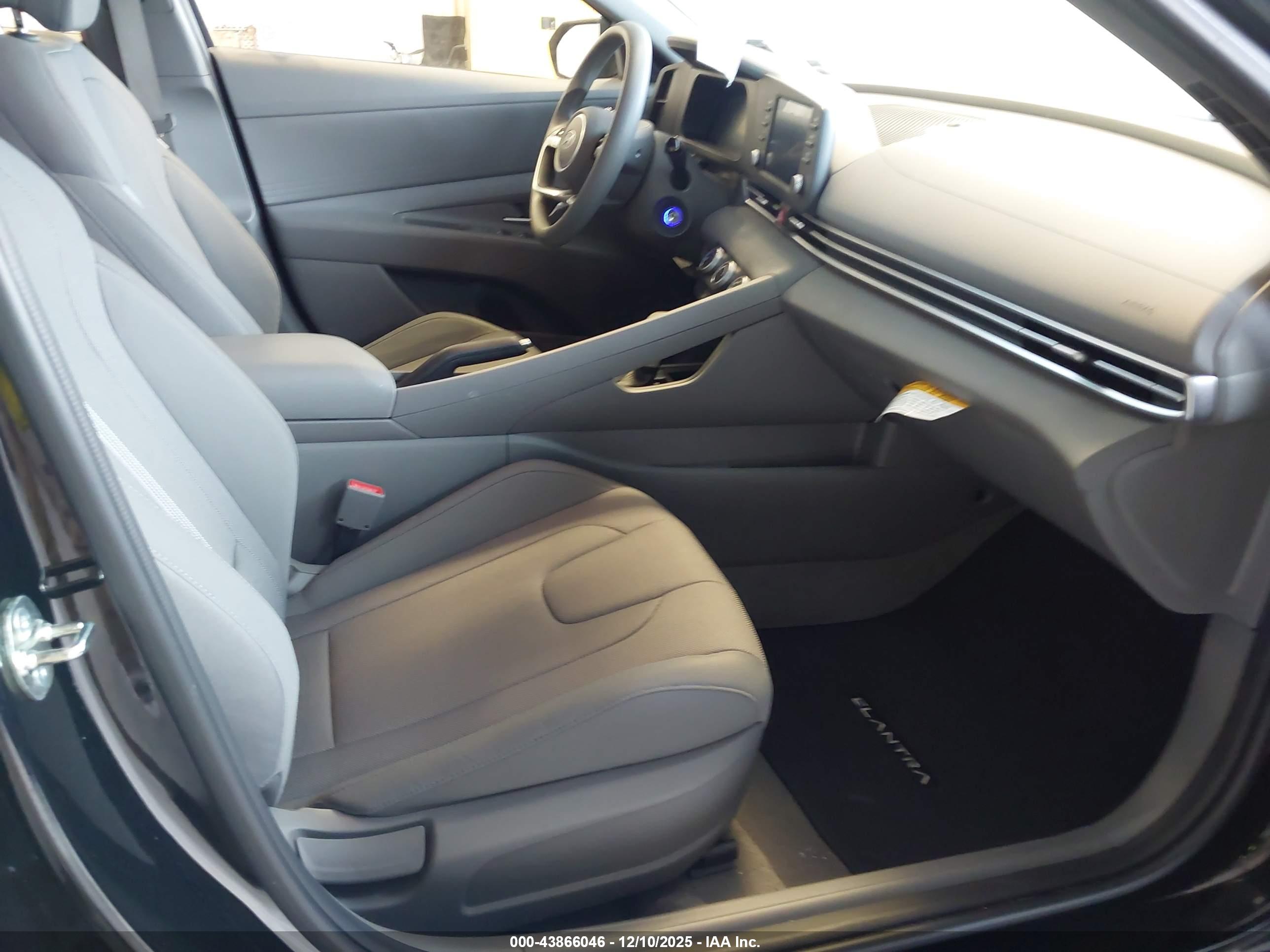 HYUNDAI ELANTRA image 5