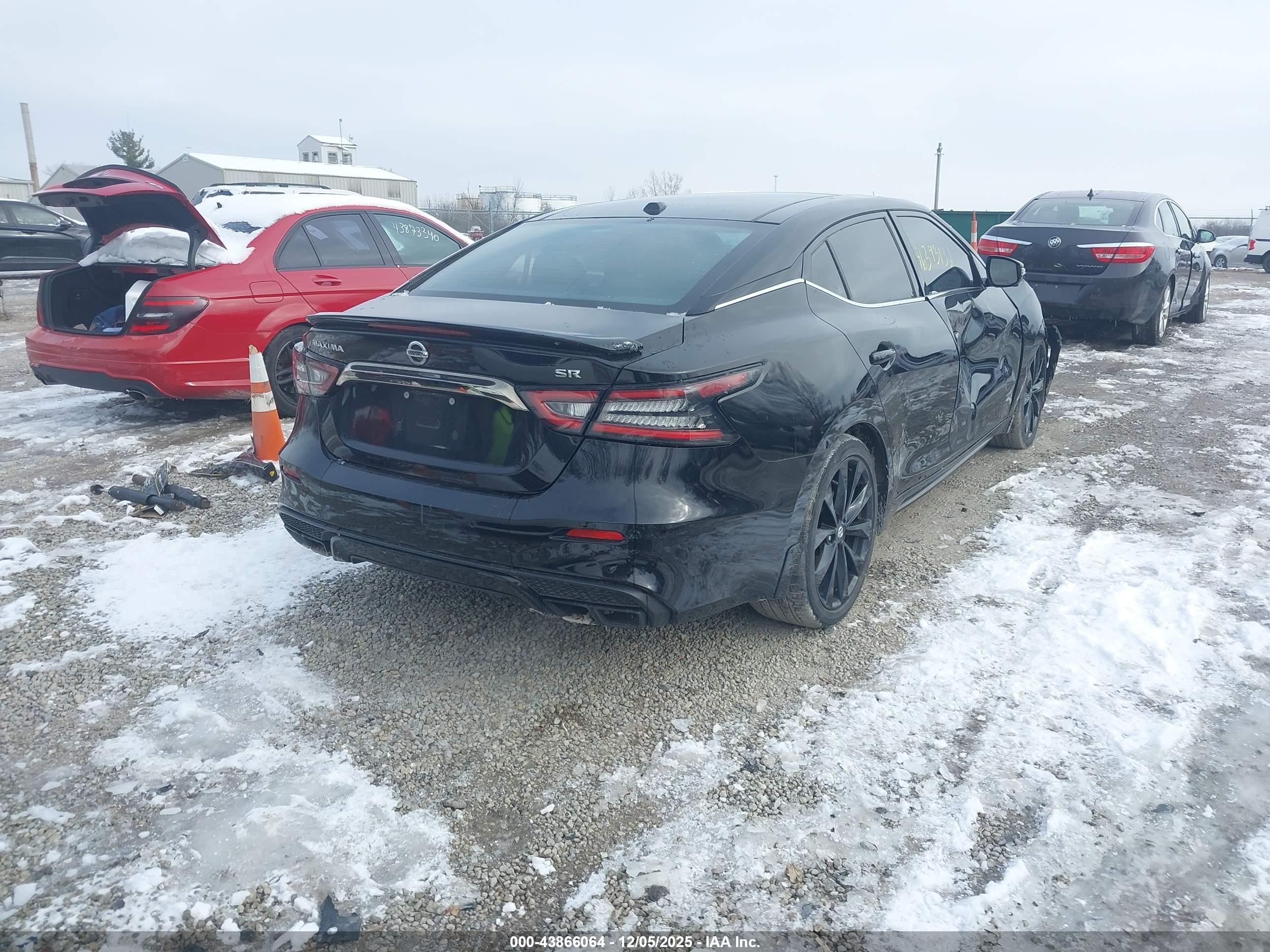 NISSAN MAXIMA image 4