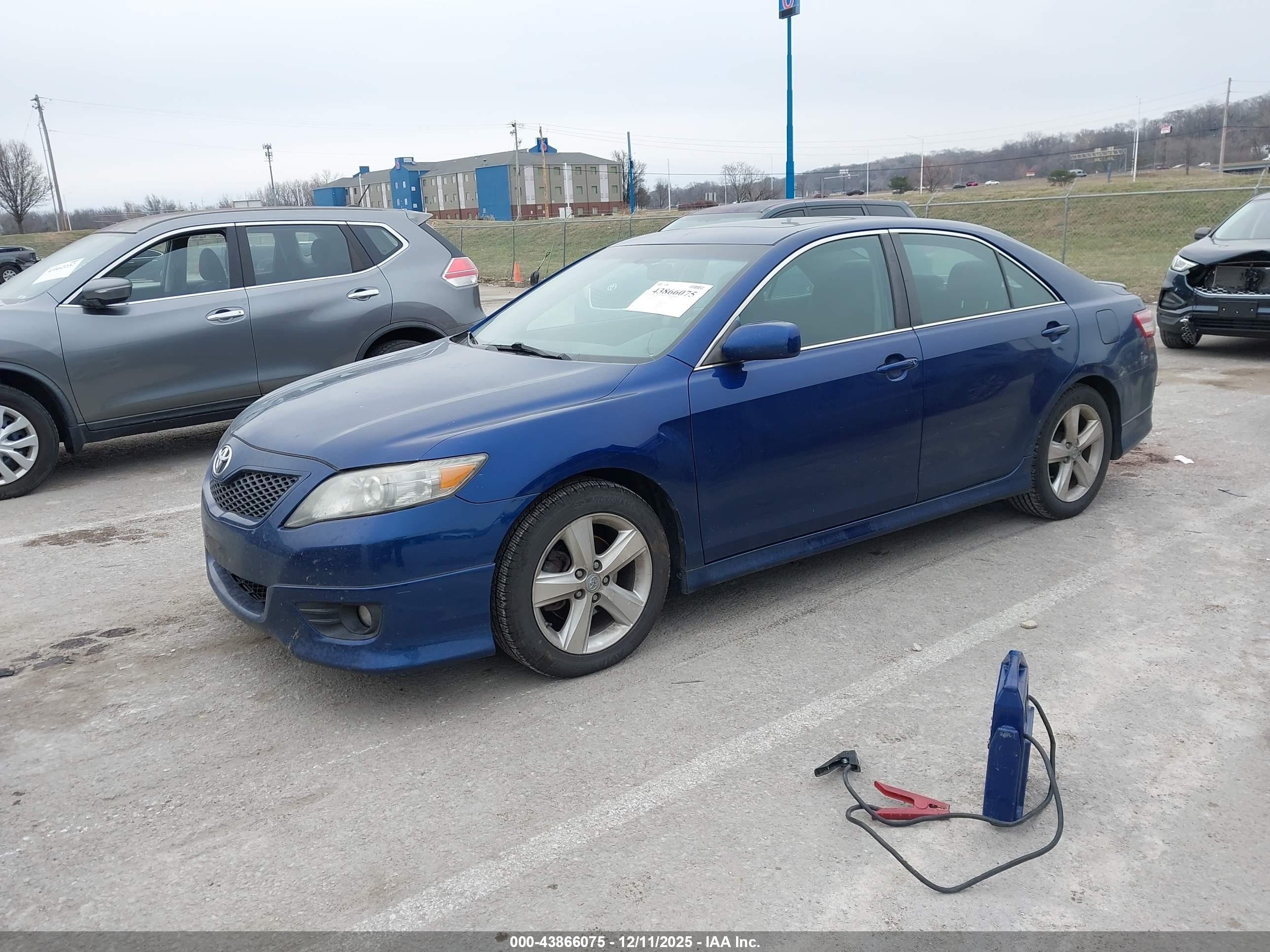 TOYOTA CAMRY image 2