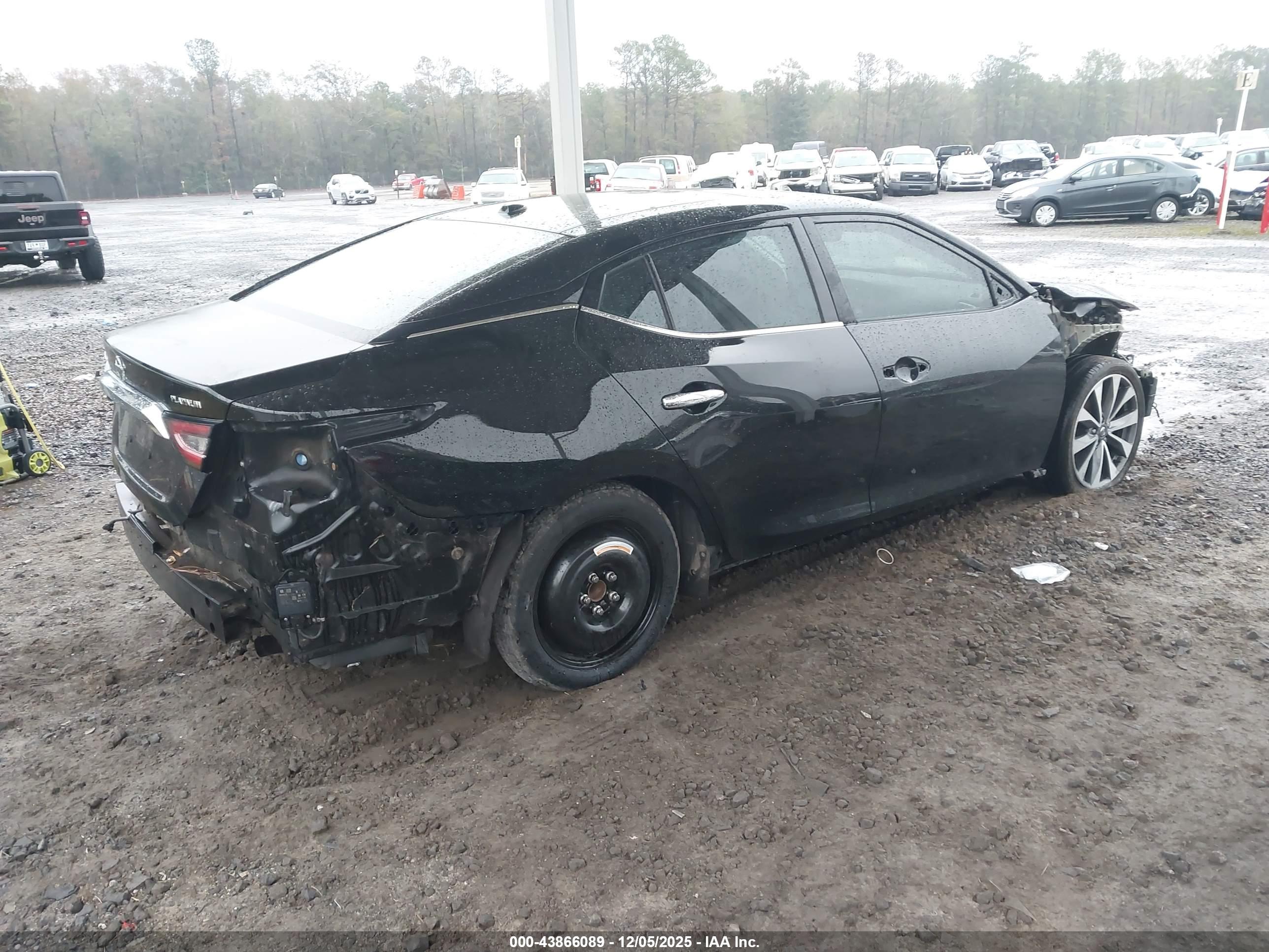 NISSAN MAXIMA image 4