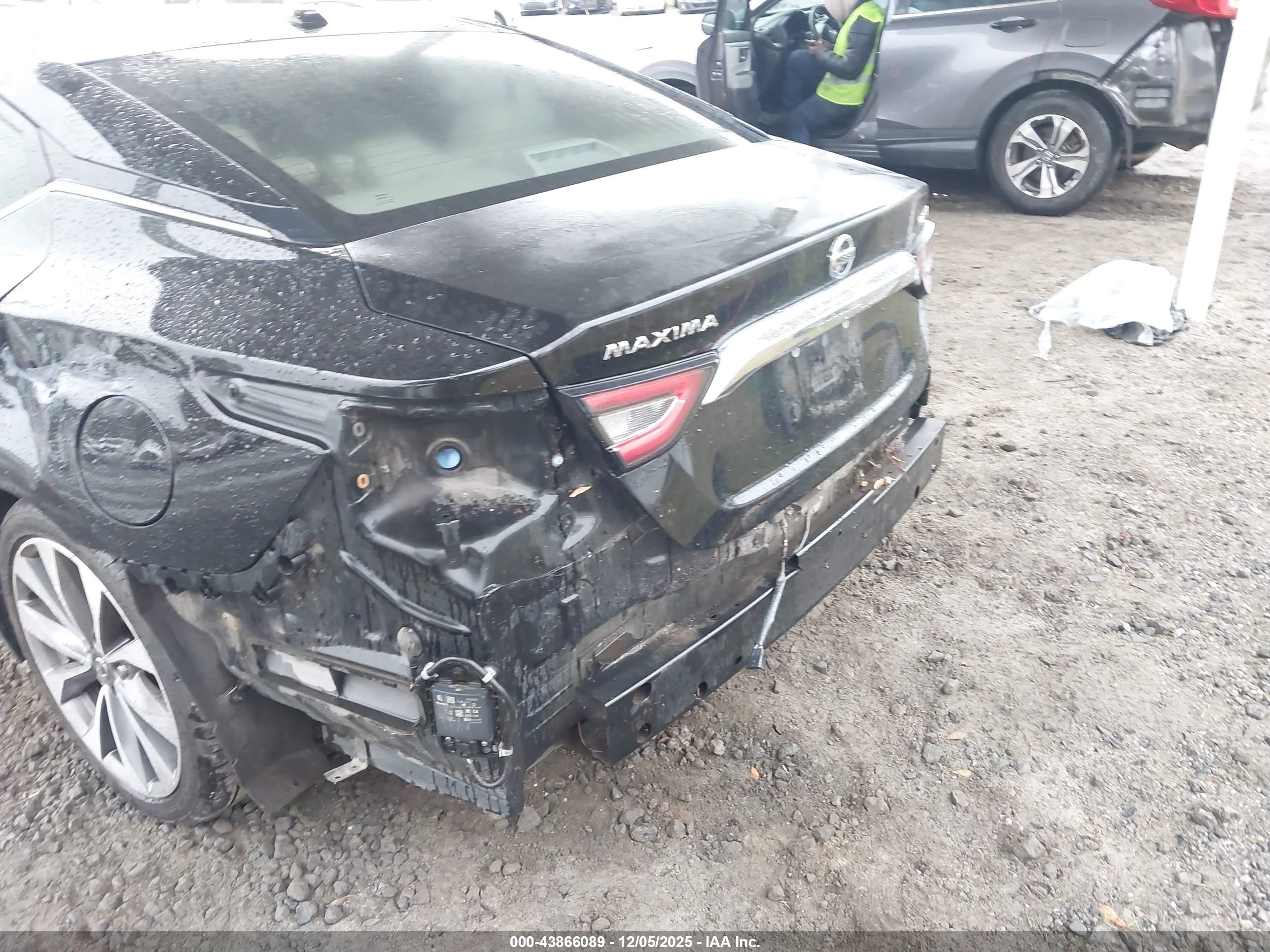 NISSAN MAXIMA image 6